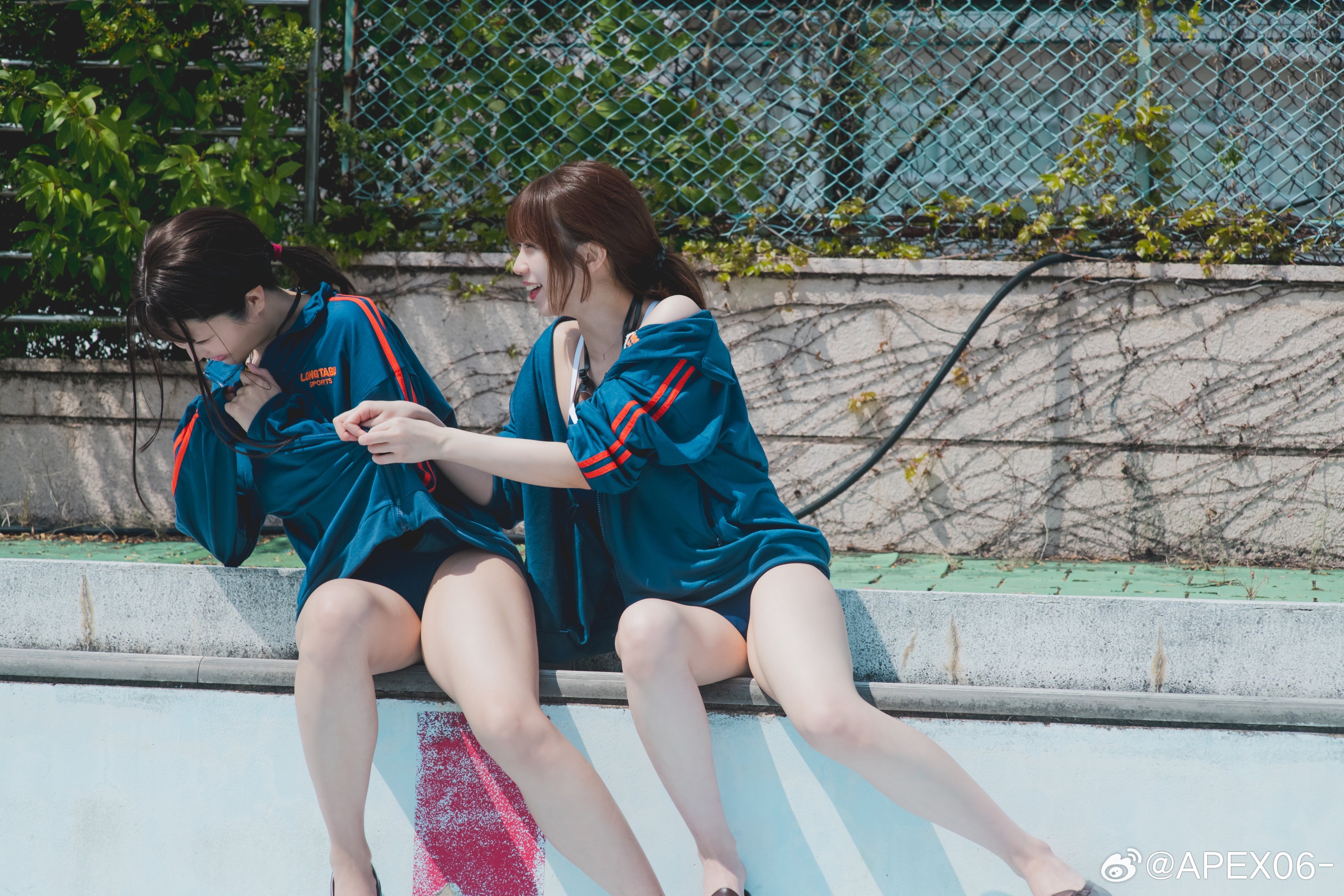 姐妹俩想在池边假装优雅