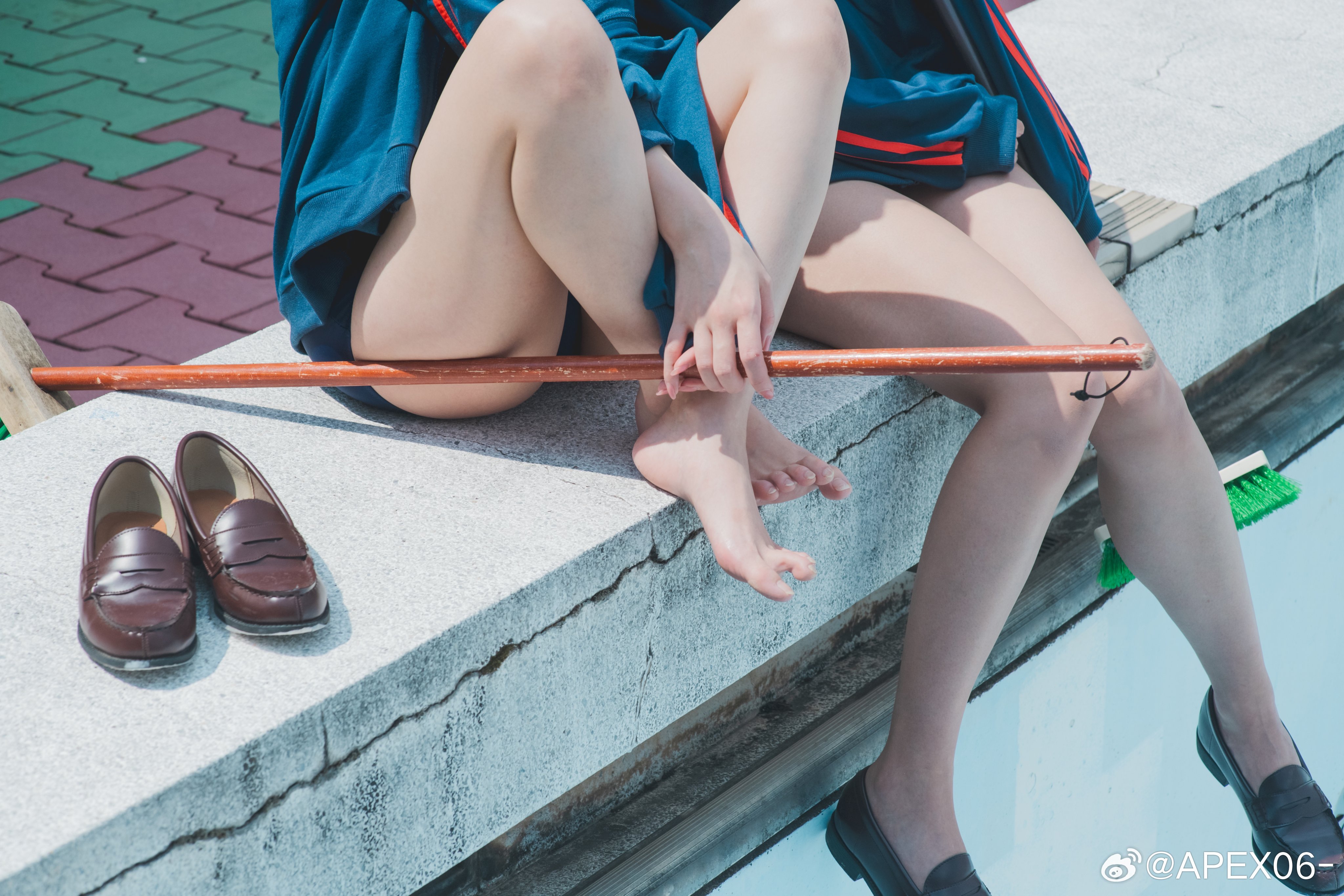 姐妹俩想在池边假装优雅