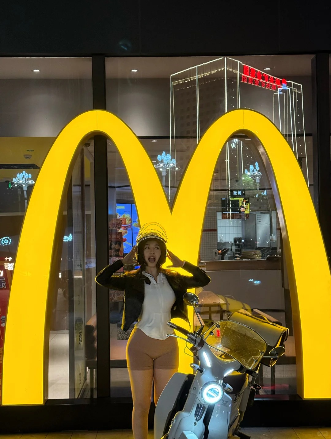 麦当劳大型黄金拱门背景板