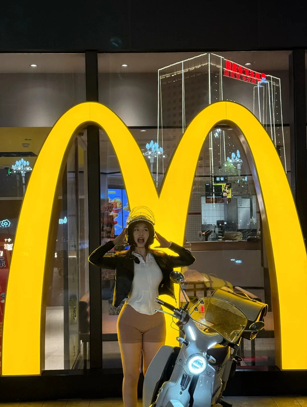 麦当劳大型黄金拱门背景板