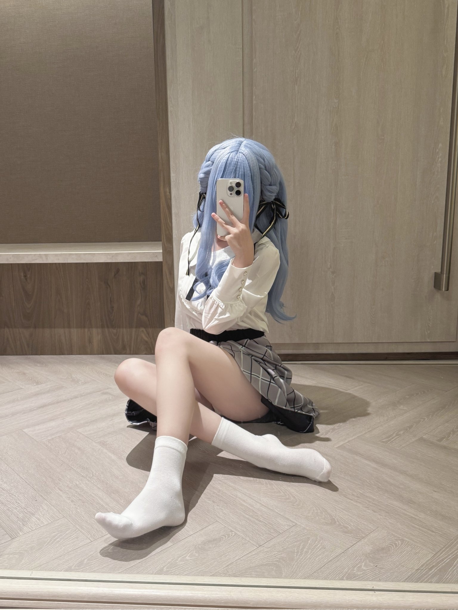 蓝发少女在线遮脸卖萌