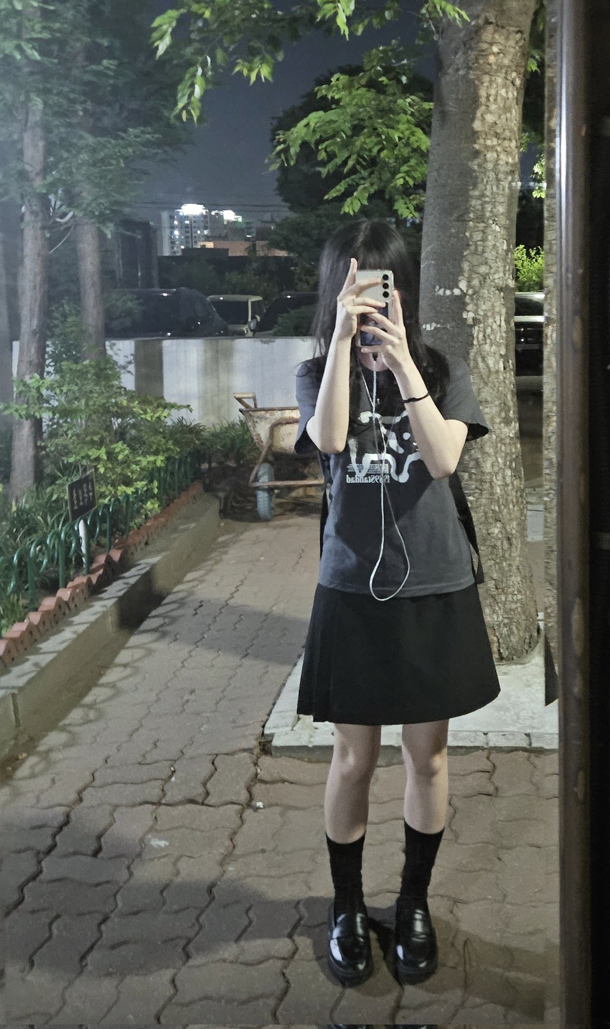 遮脸拍照显神秘感