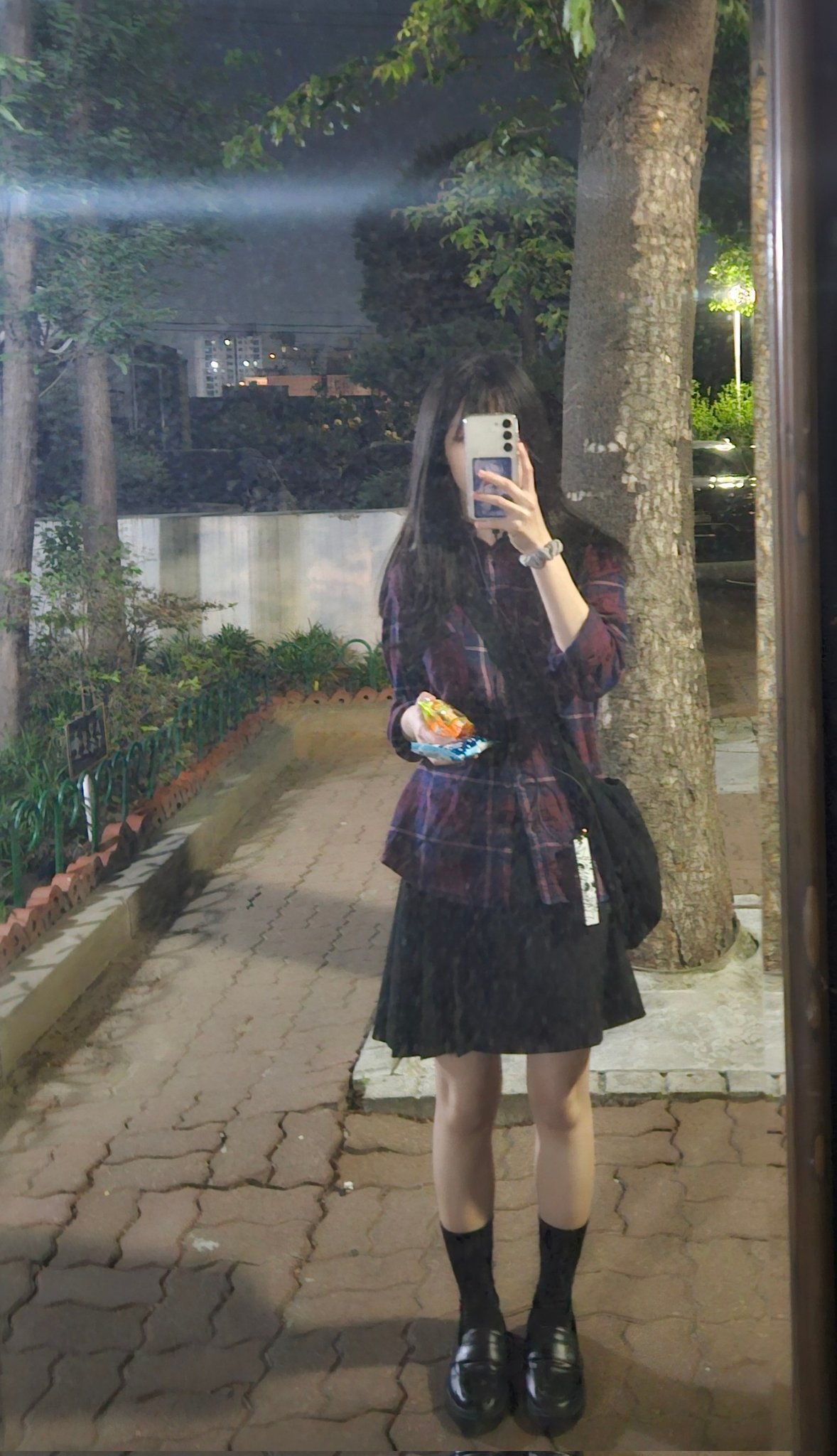 遮脸拍照显神秘感