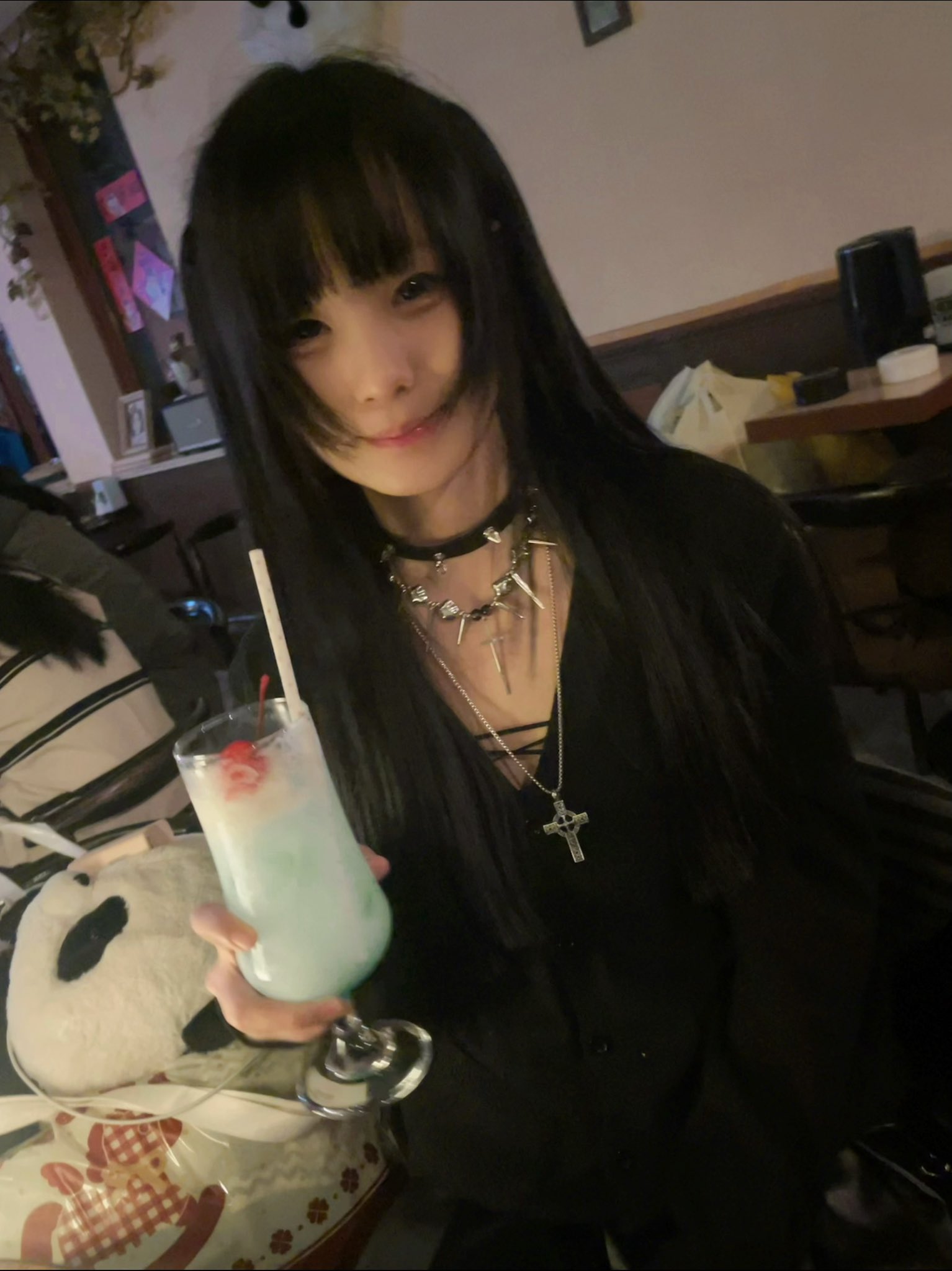 拿冰饮装酷的暗黑少女