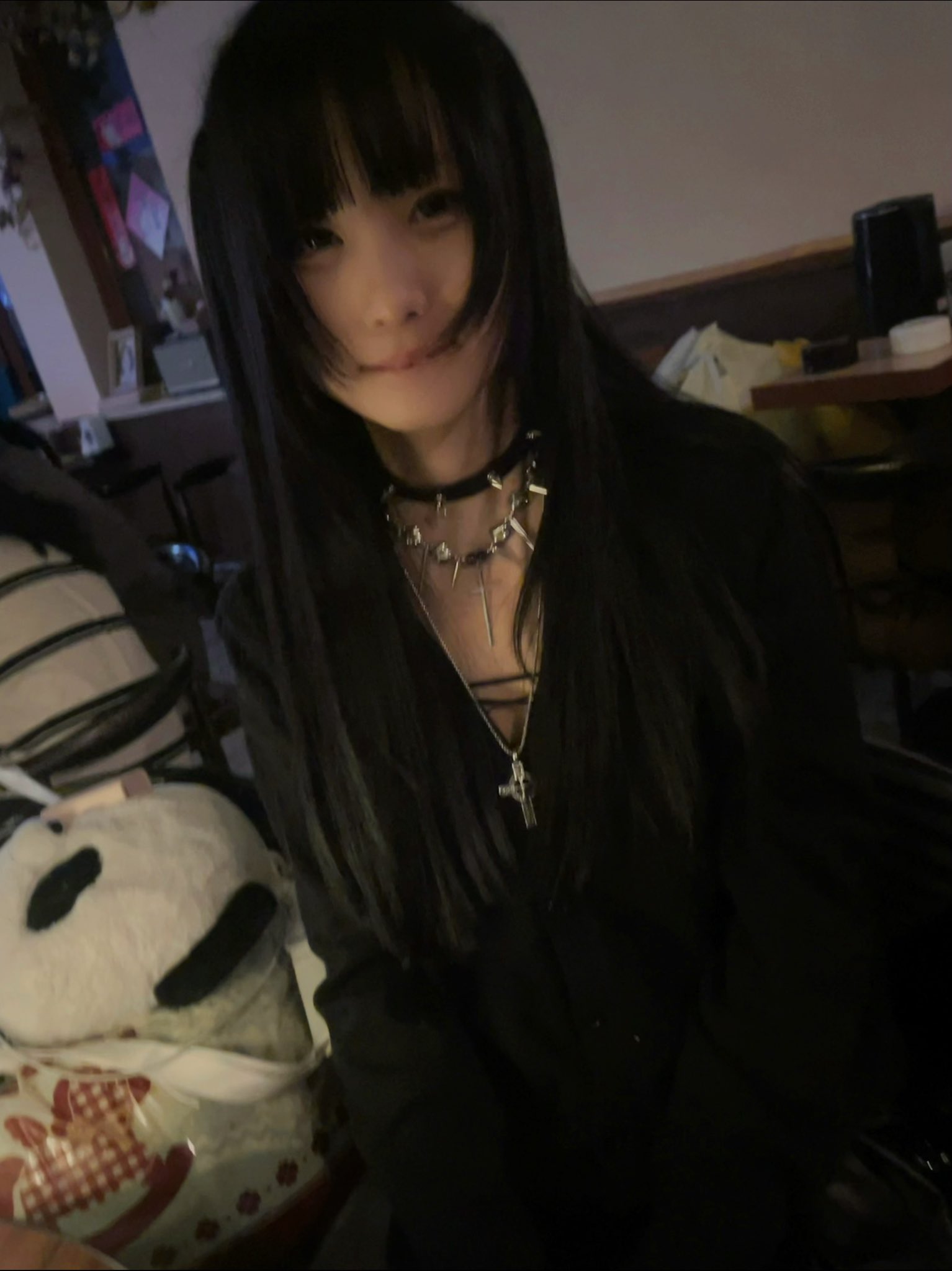 拿冰饮装酷的暗黑少女