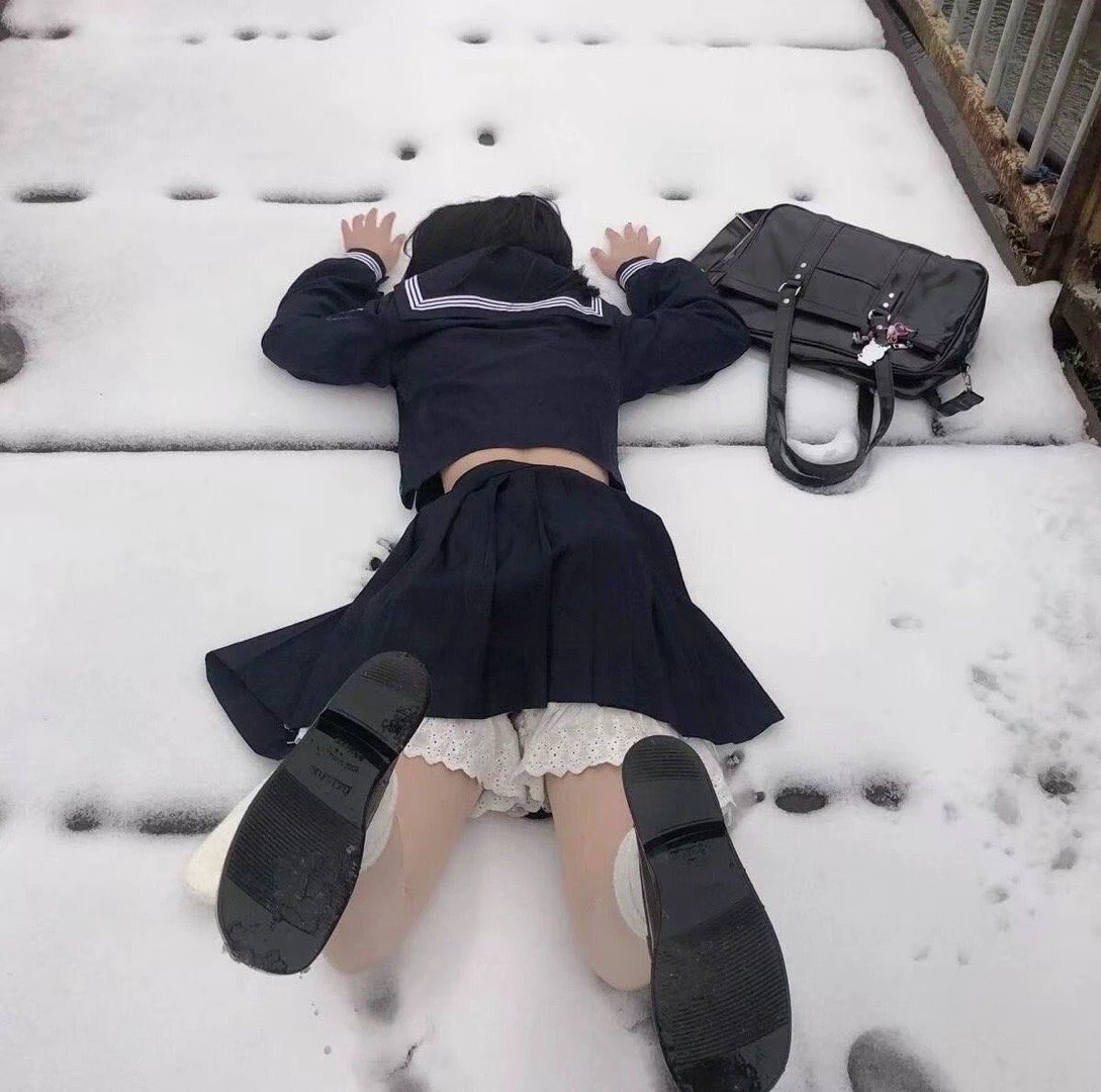 雪地里的睡美人被冻醒了