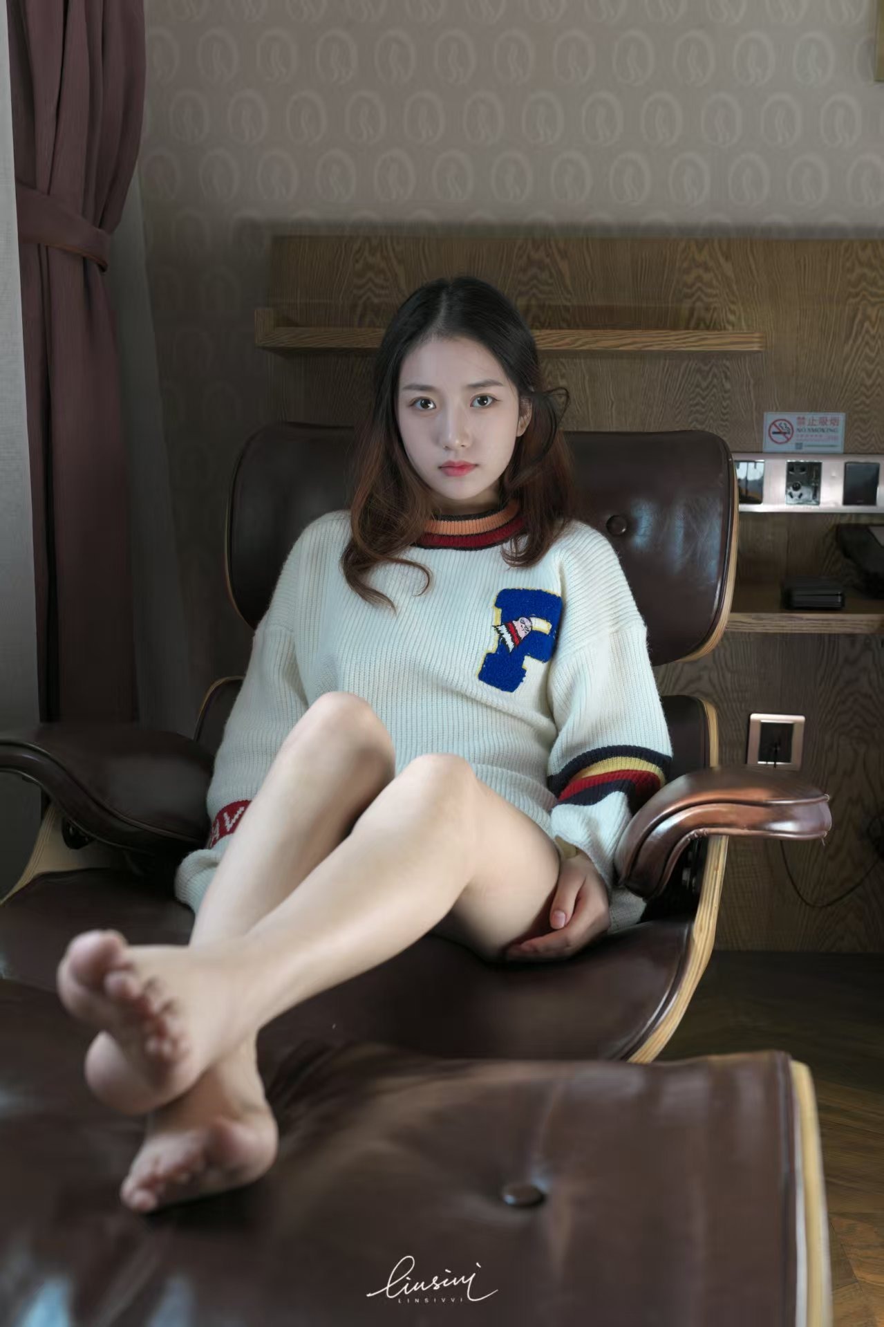 这腿长得让凳子都坐不住