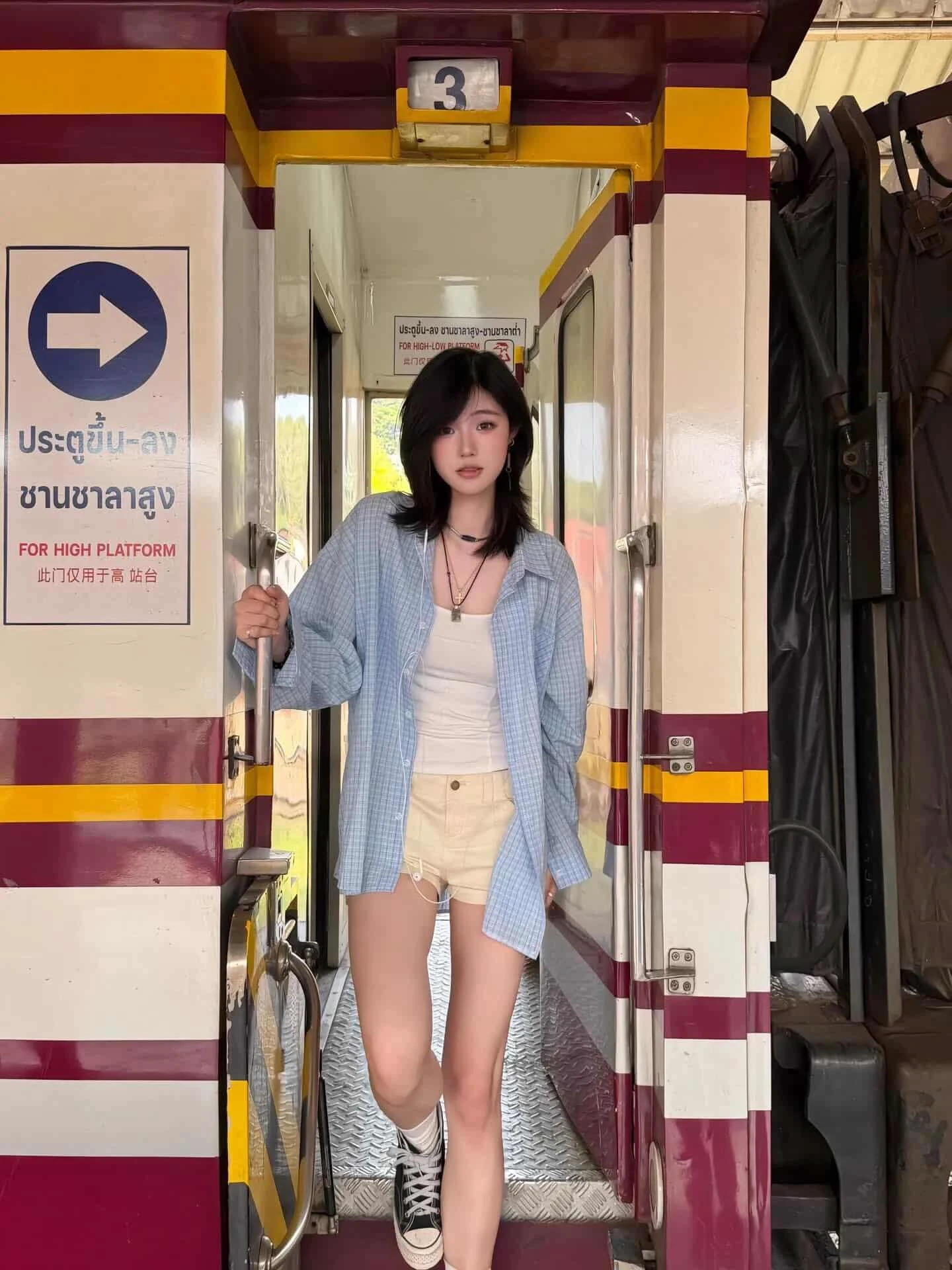 想上车请排队别挡门