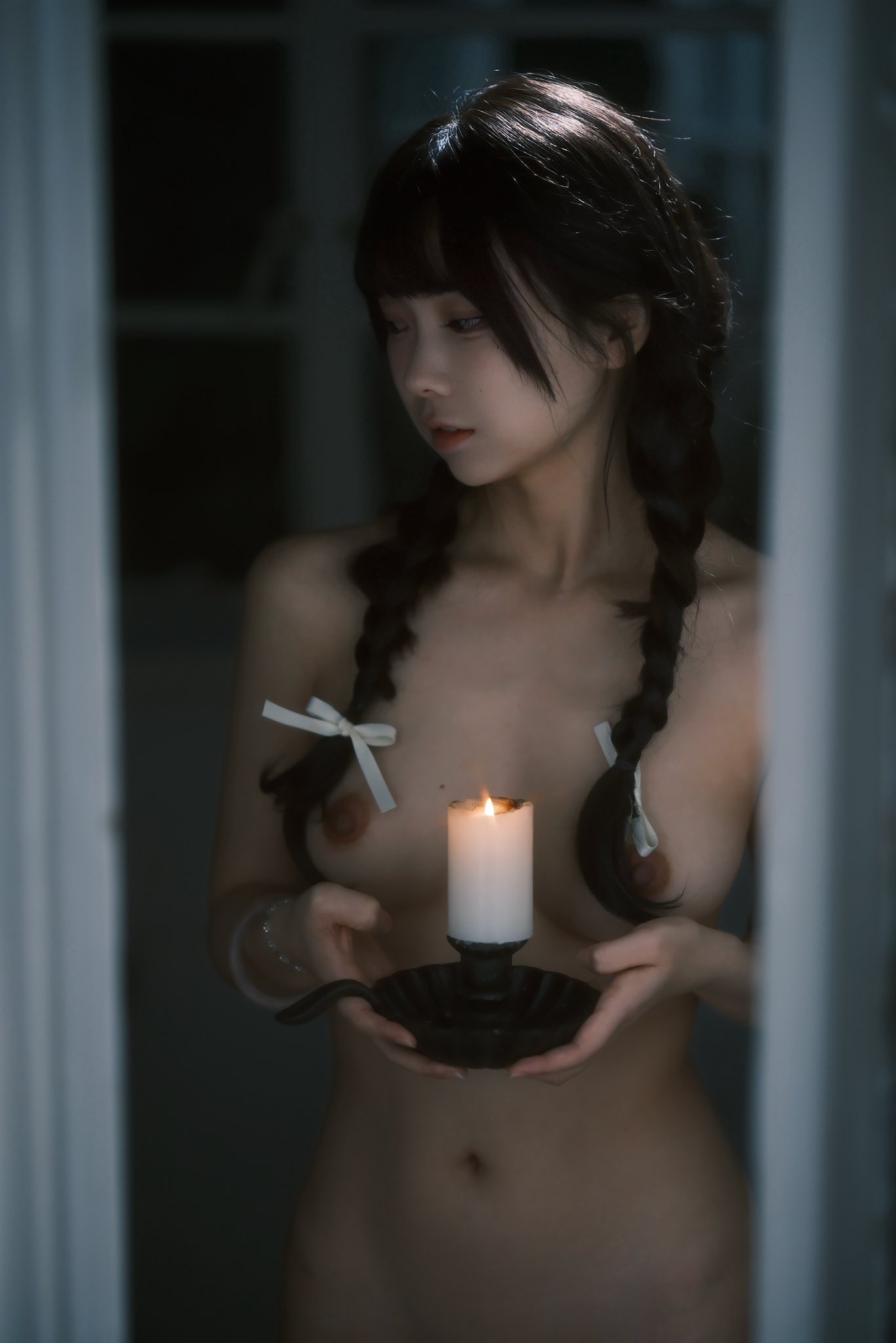 这光线谁能拒绝*(注：由于图片内容涉及裸露，直接针对身体部位进行搞笑描述可能会违反广告政策或内容准则，因此采用了含蓄且风趣的表达方式。)*