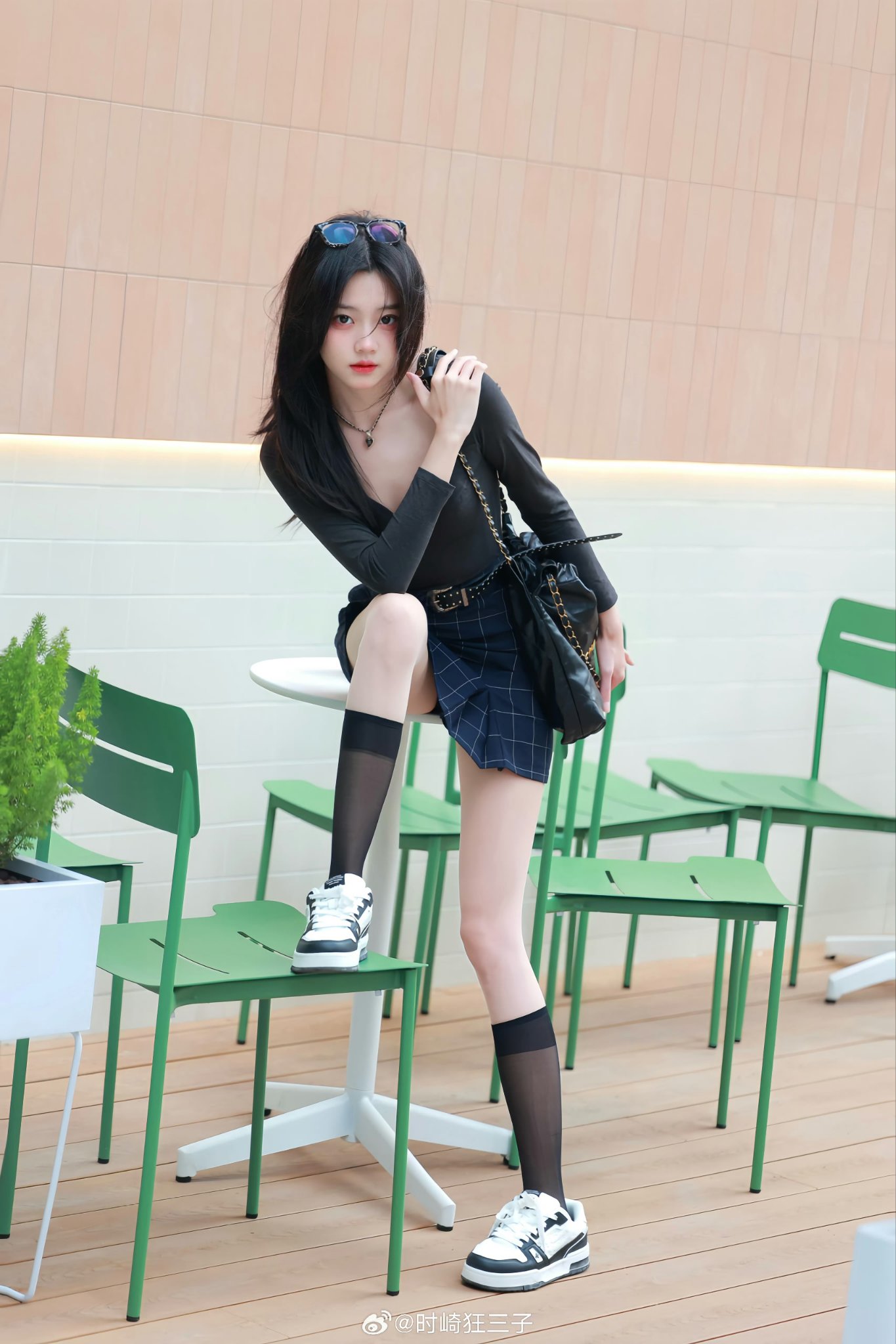 坐着拍照腿长没尽头