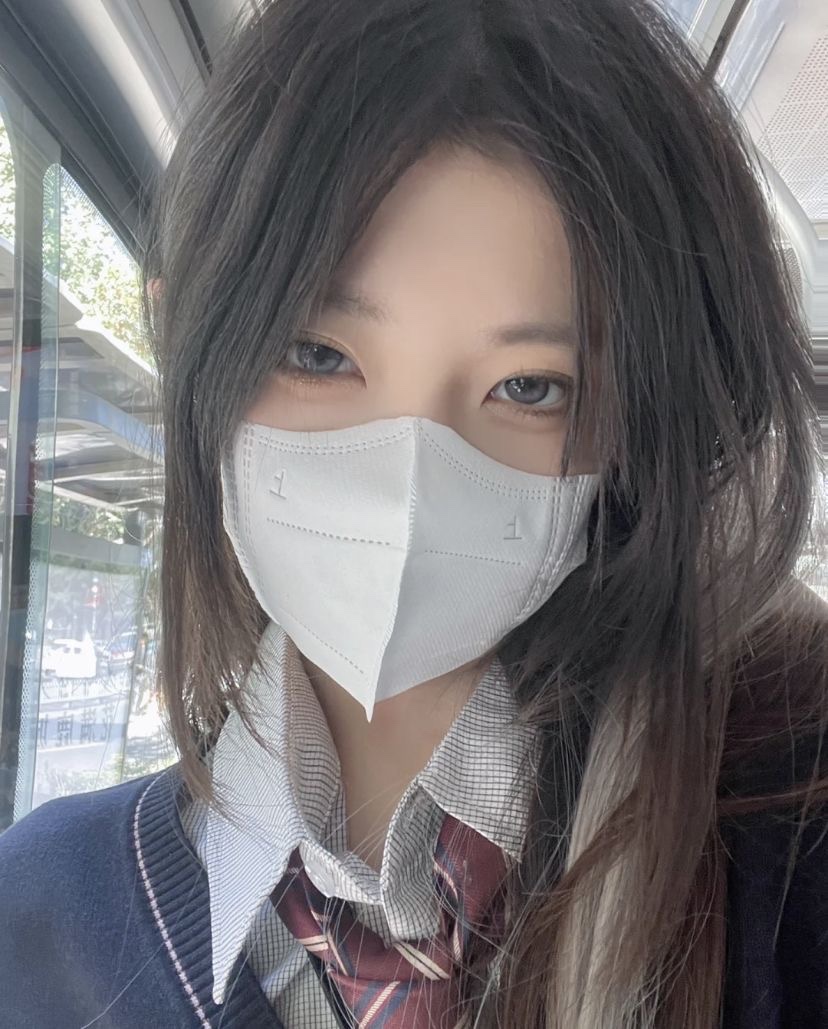 口罩下的神秘微笑