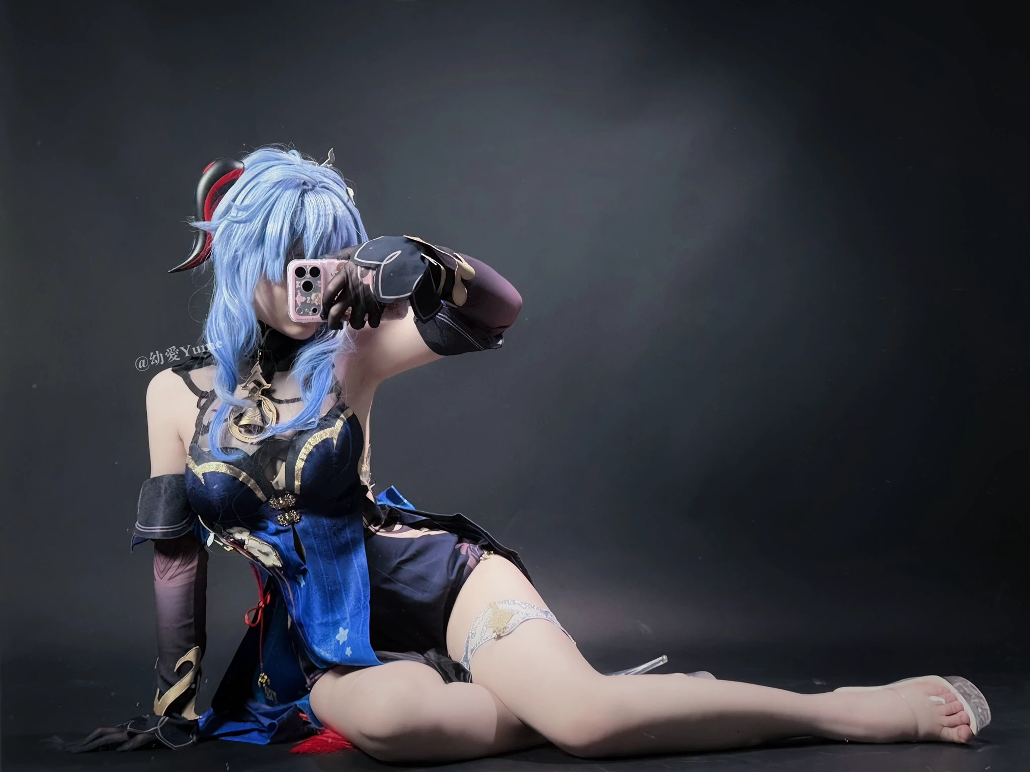 手机挡脸不尴尬