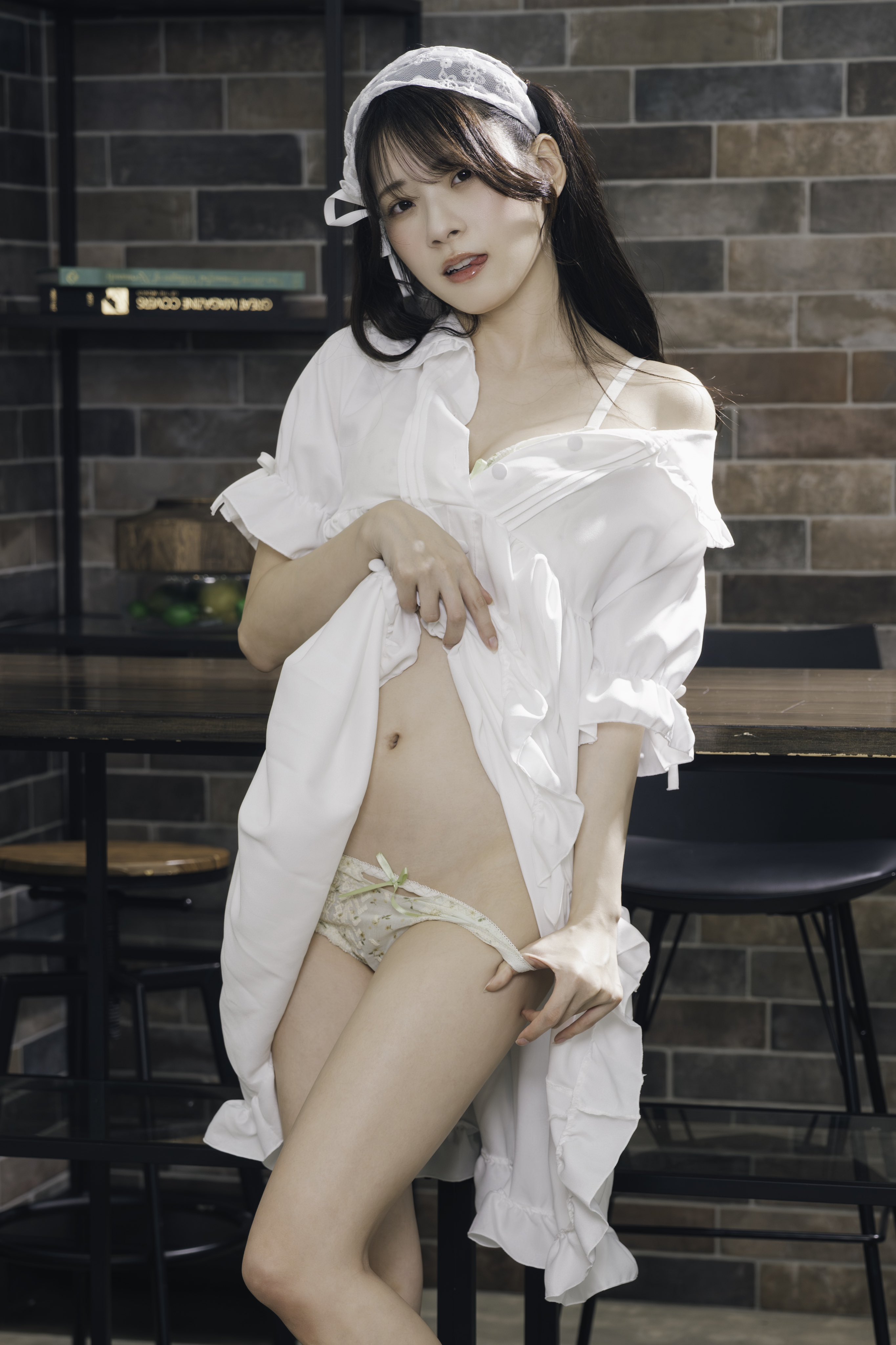 衬衫还没穿好就急着拍了