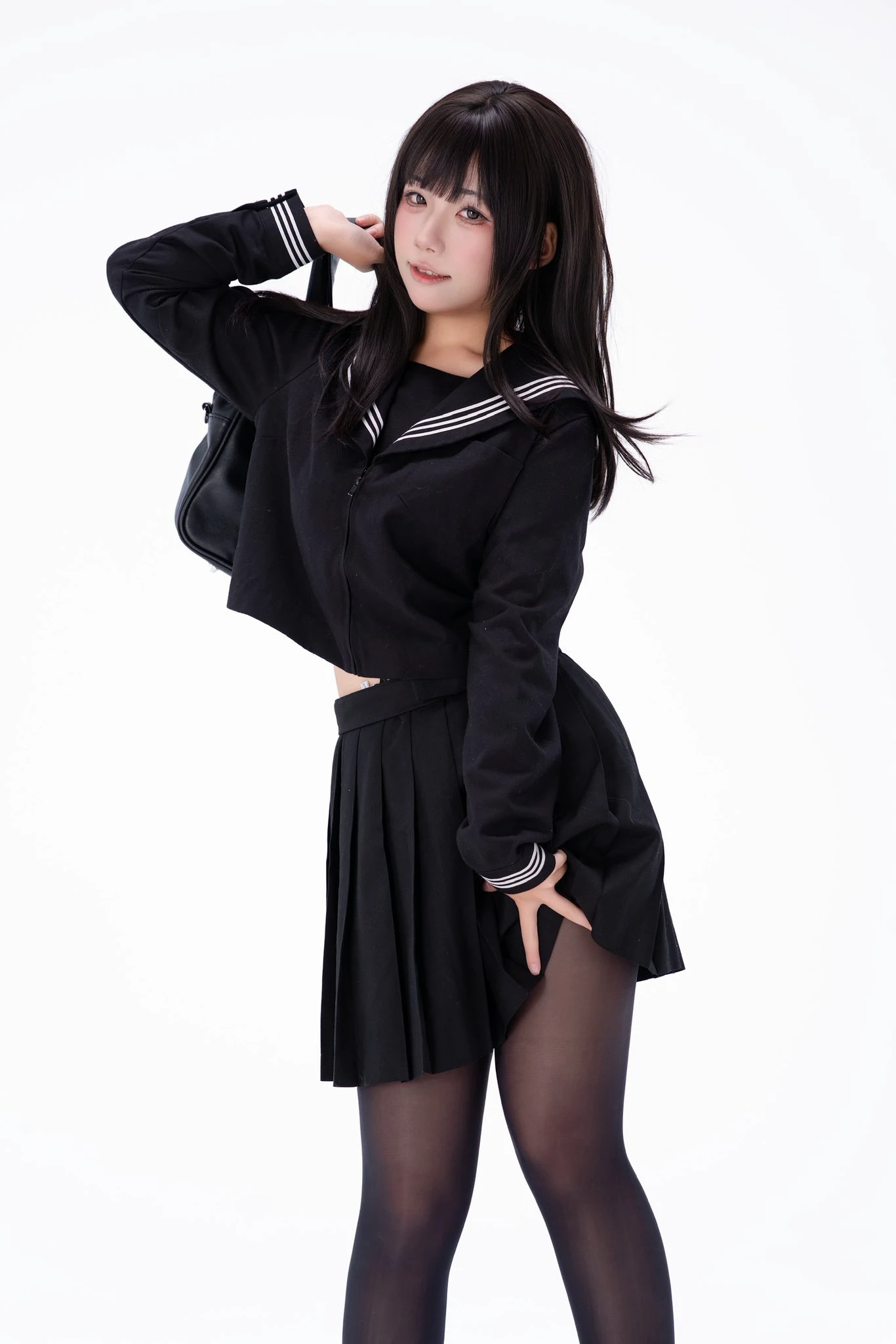 这身黑装走错片场了吗