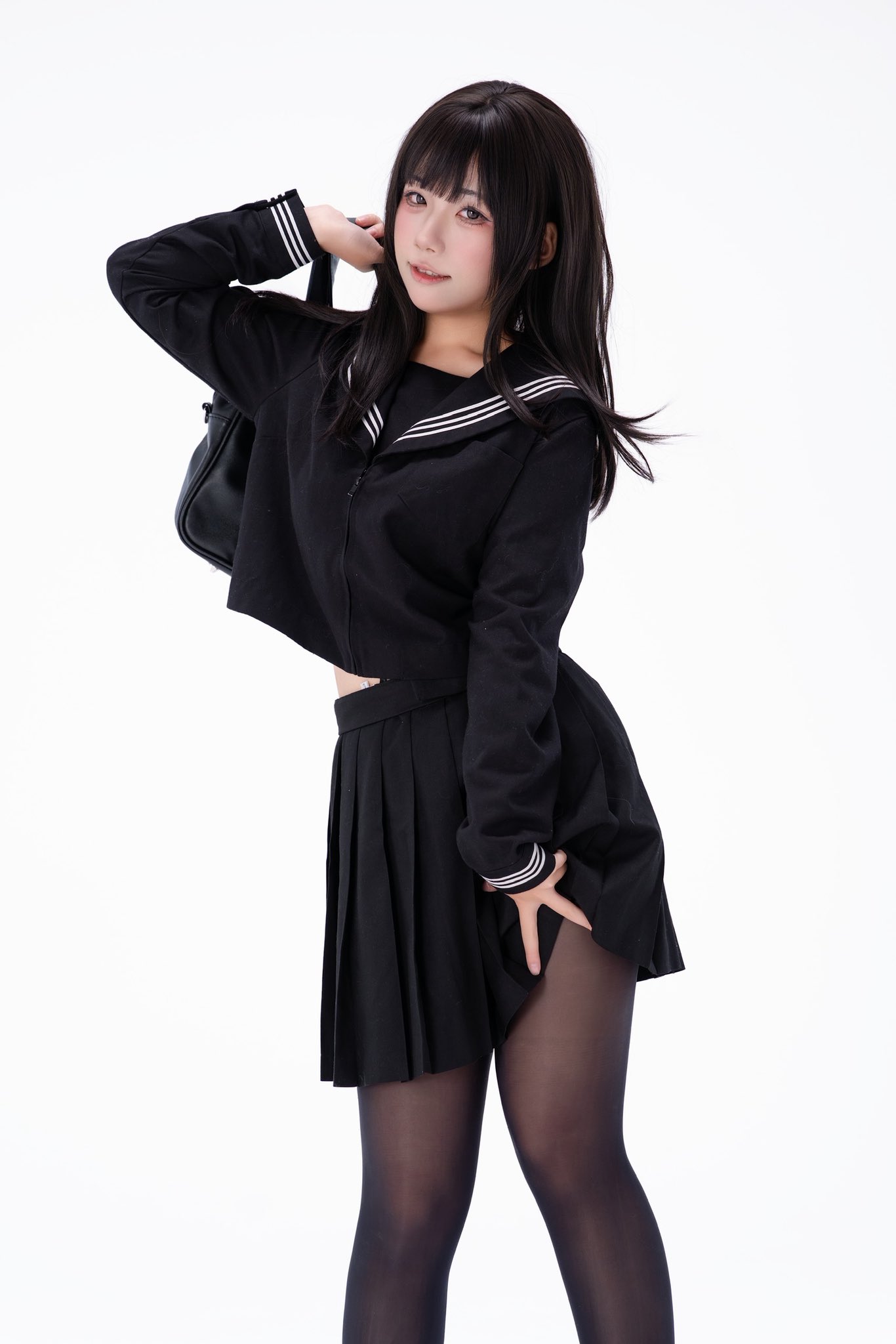 这身黑装走错片场了吗