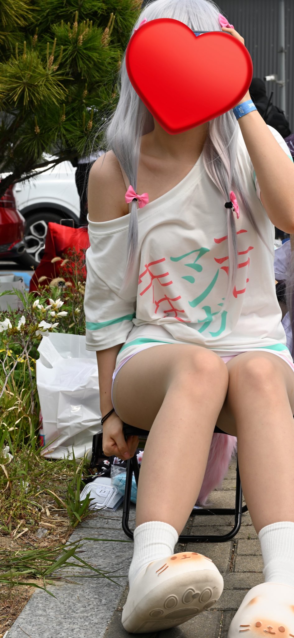 由于脸被爱心挡住了