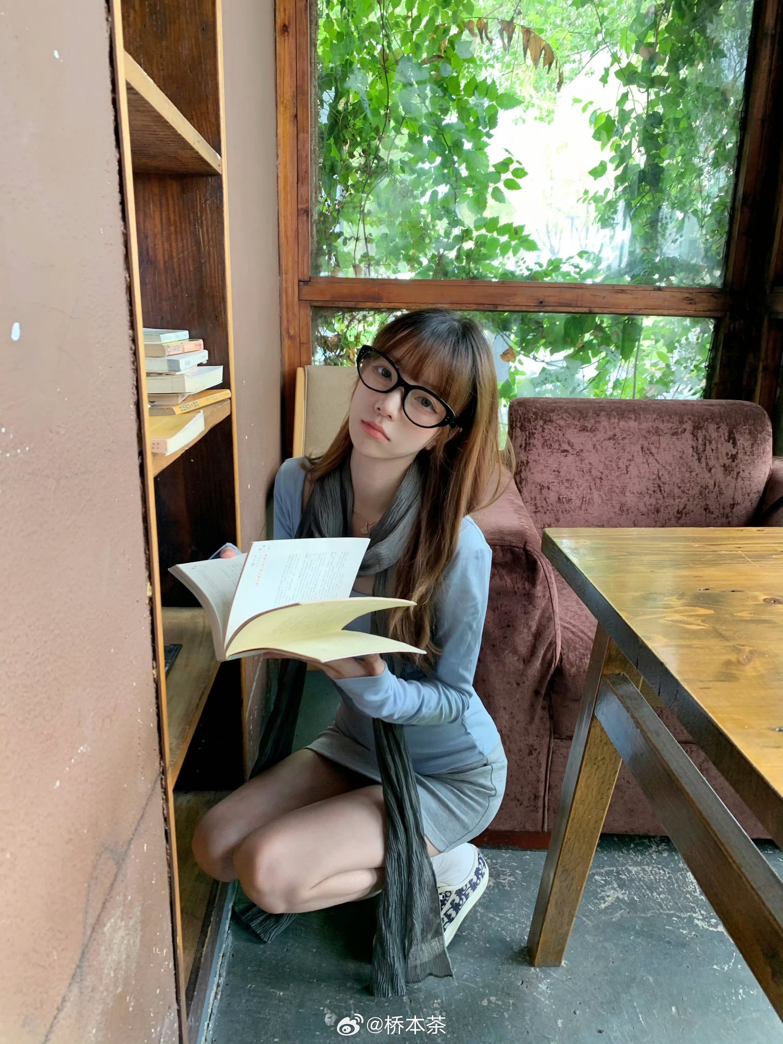 假装在看书其实在想午饭