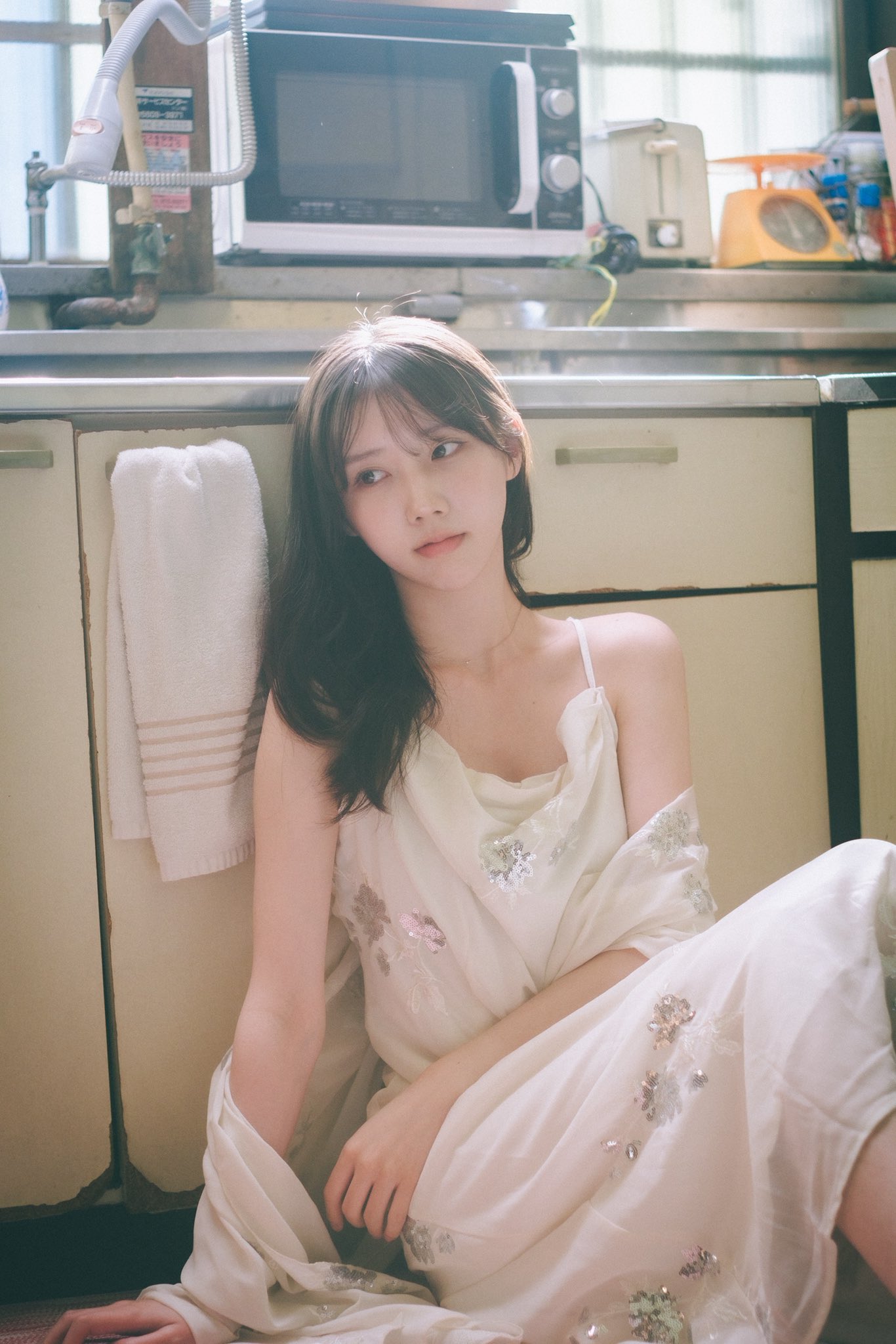 厨房门口的美丽小仙女