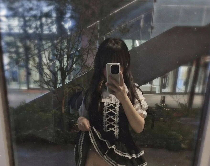 对着镜子比划半天