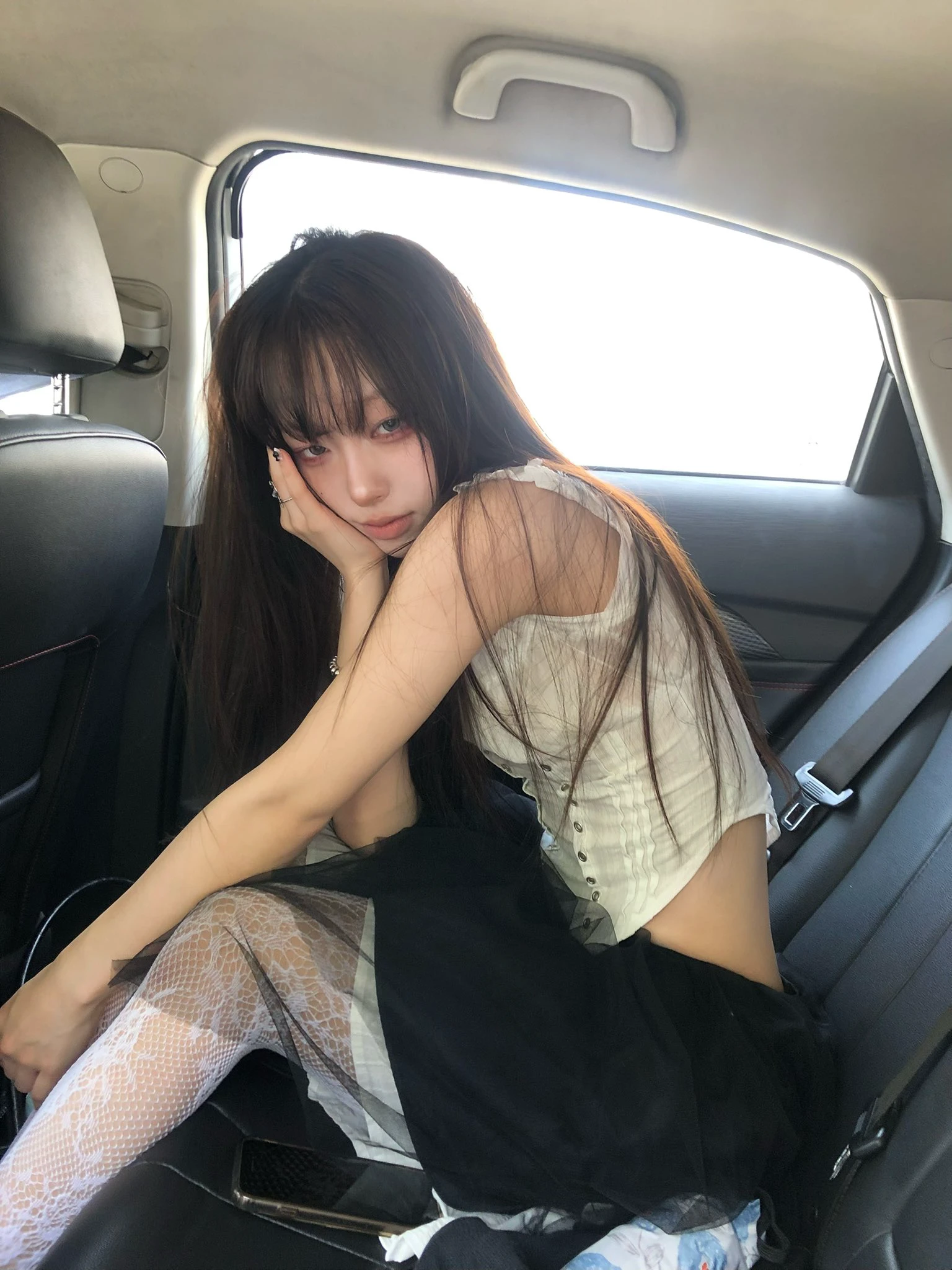 美少女在车里思考人生