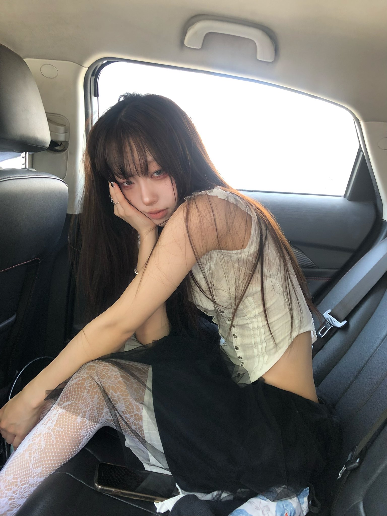 美少女在车里思考人生