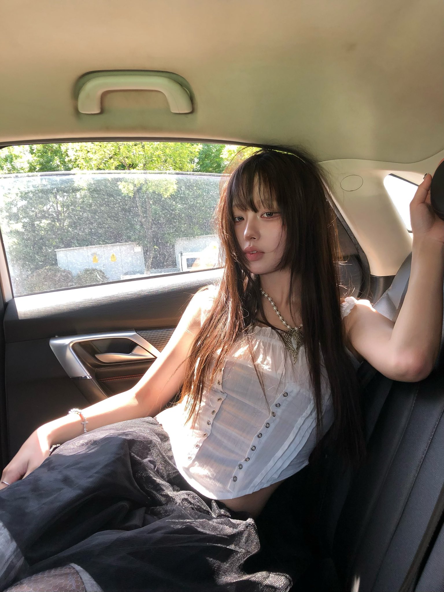 美少女在车里思考人生