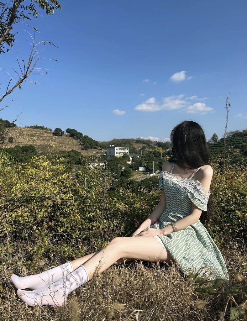 阳光太刺眼想躲进草丛里