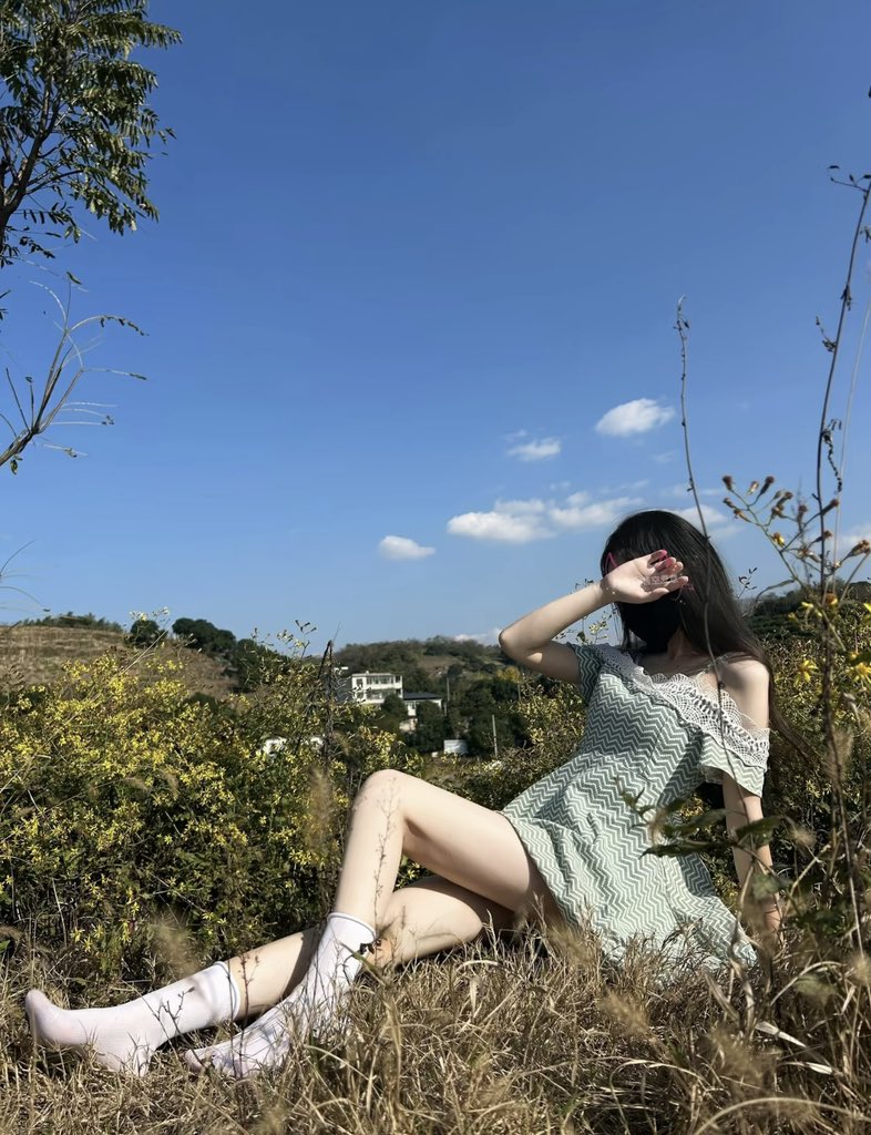 阳光太刺眼想躲进草丛里