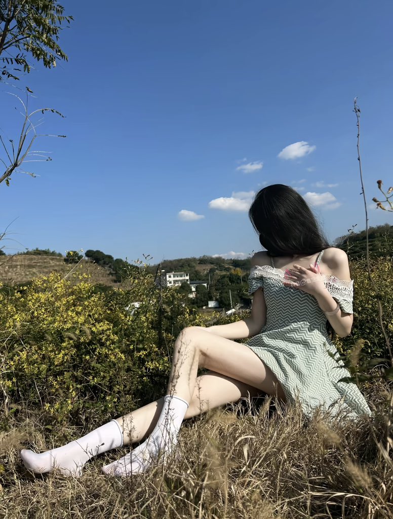 阳光太刺眼想躲进草丛里
