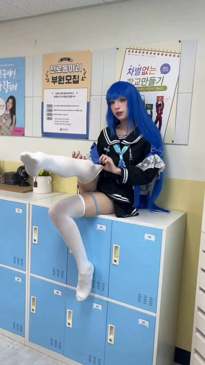 蓝发妹子在线表演腿长漫步