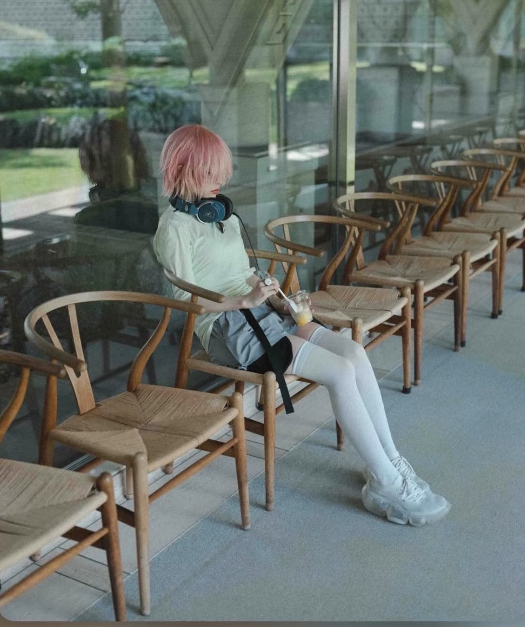 粉发少女在空位里发呆