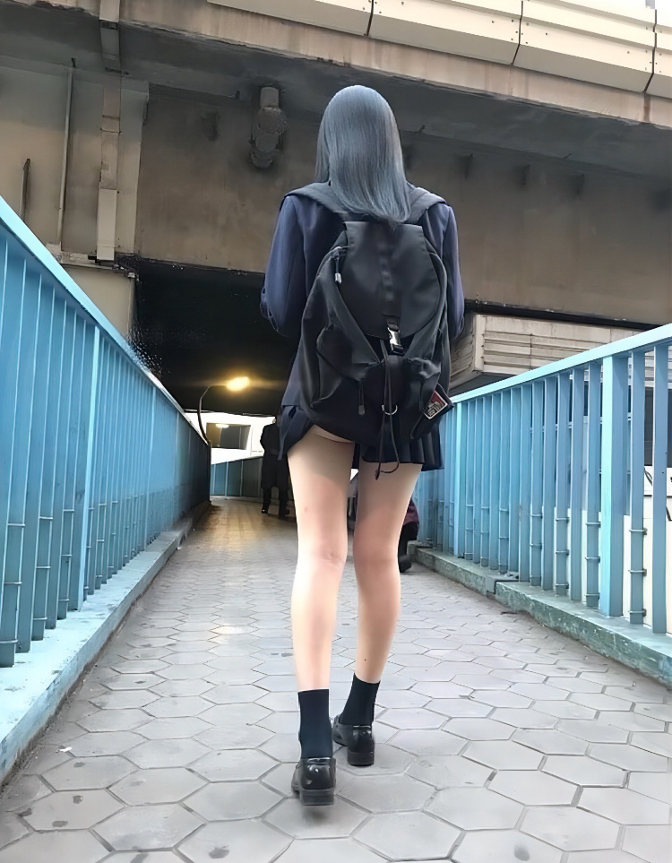 银发少女漫步天桥步步生莲