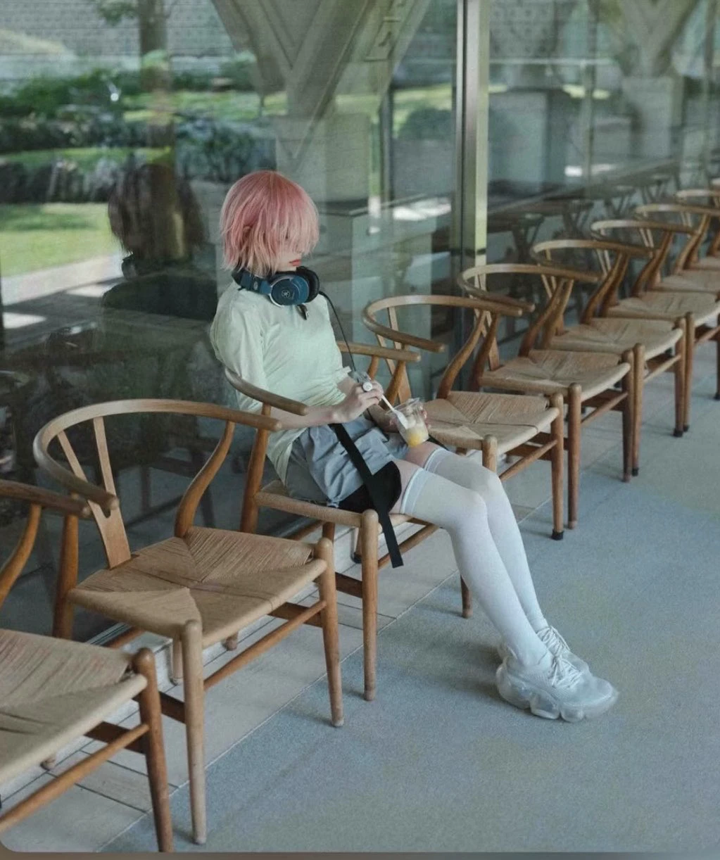 粉发少女在空位里发呆