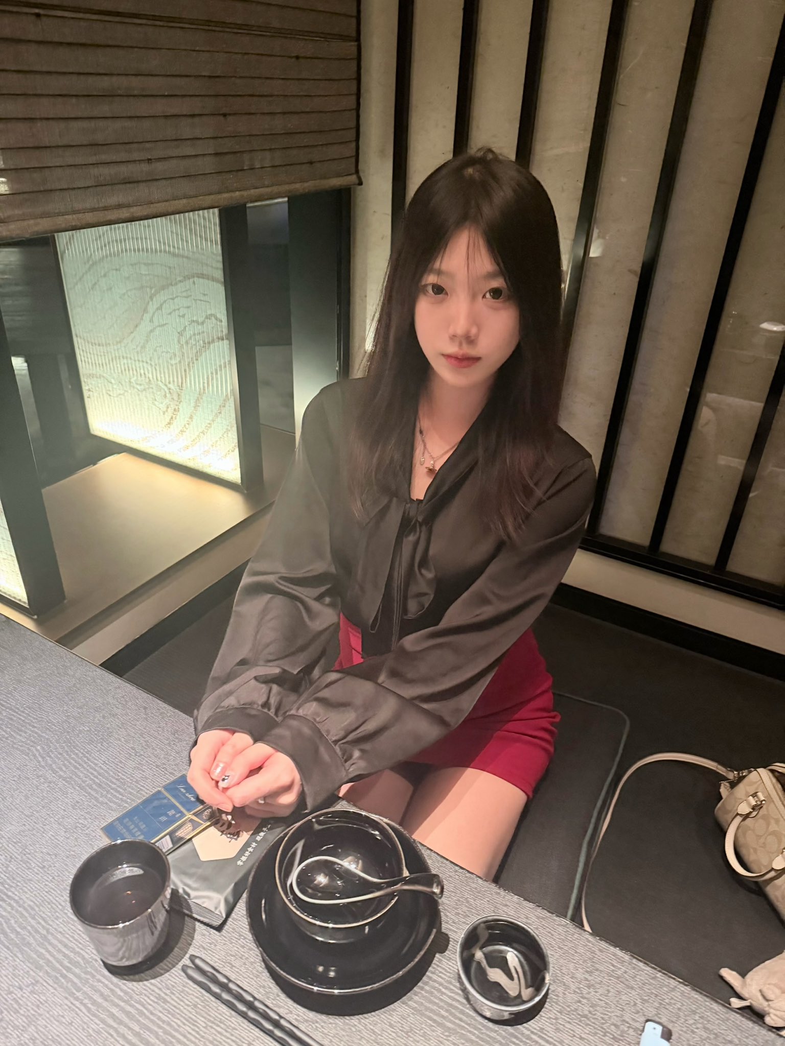 美女在等饭还是等帅哥