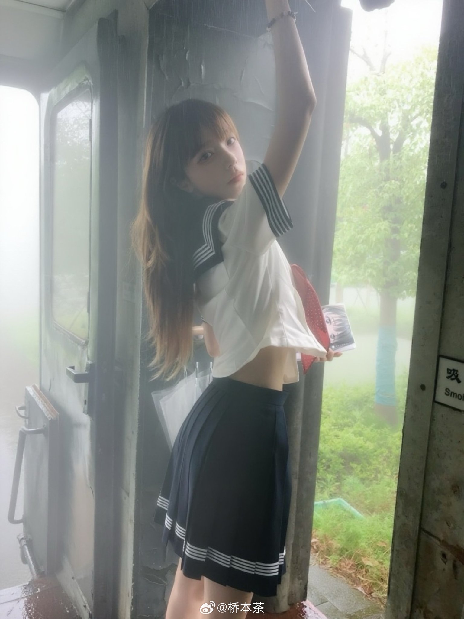 没赶上车只能坐地上等