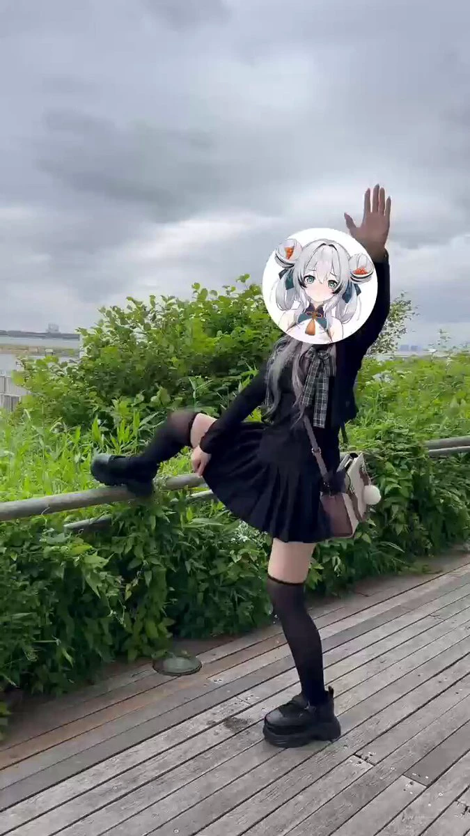 由于太美不小心单脚站立