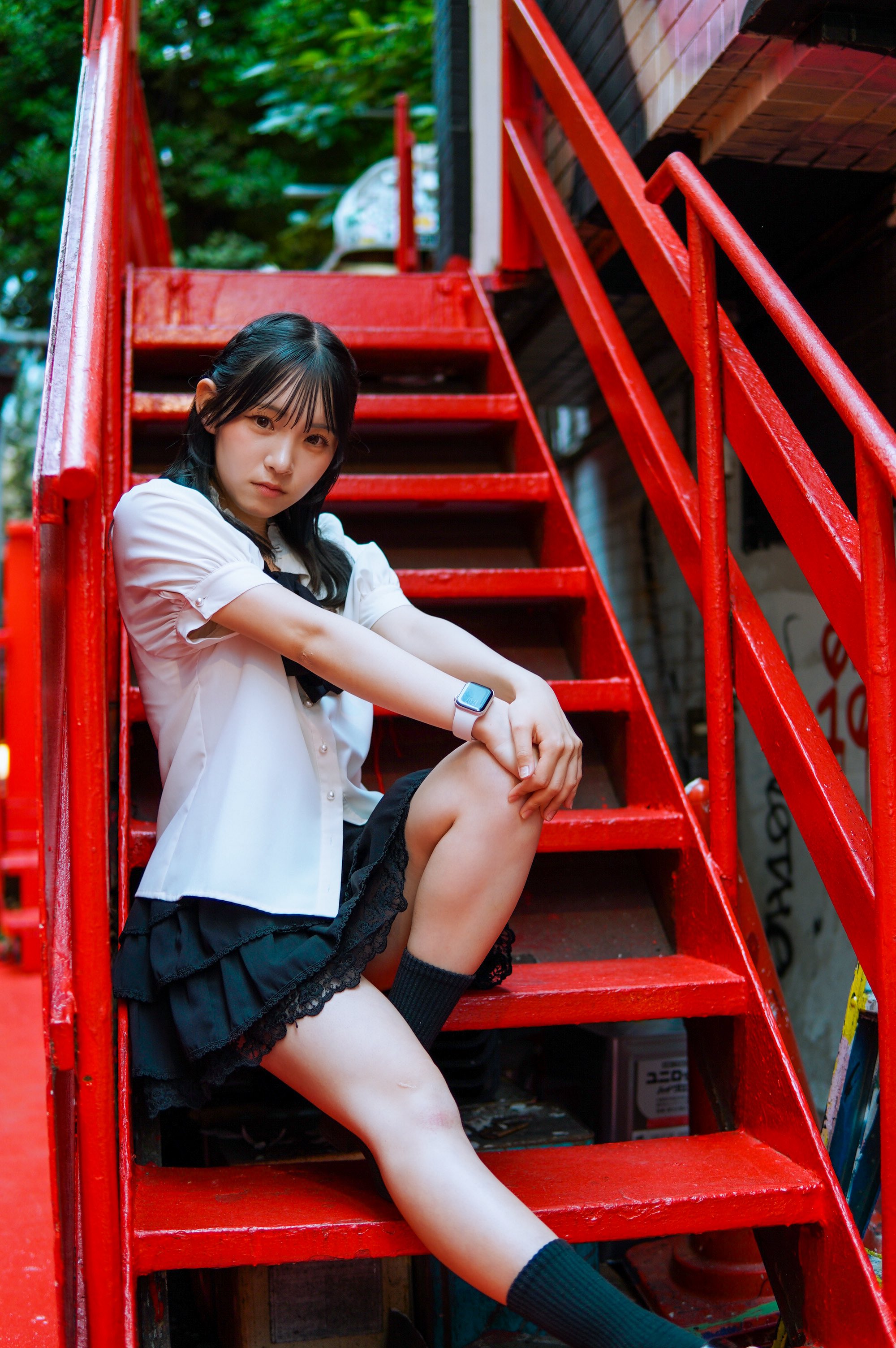 红梯阶上等外卖女孩