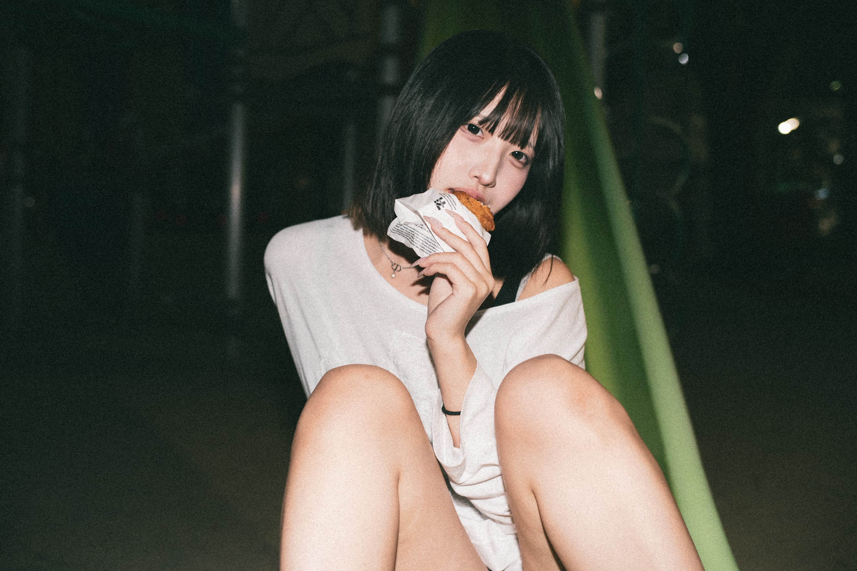深夜公园滑梯吃瓜群众
