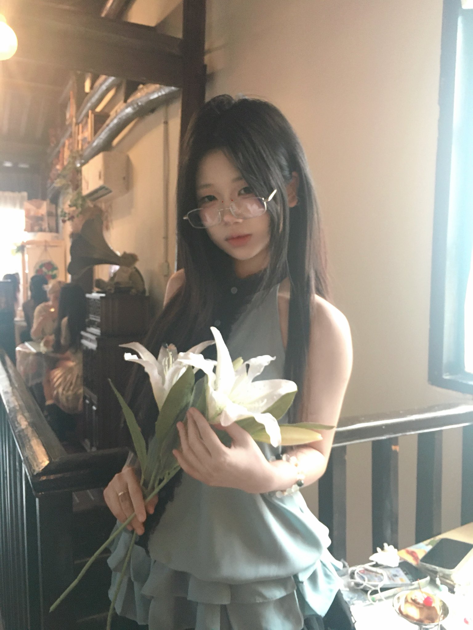 戴着眼镜想装清纯却帅呆了
