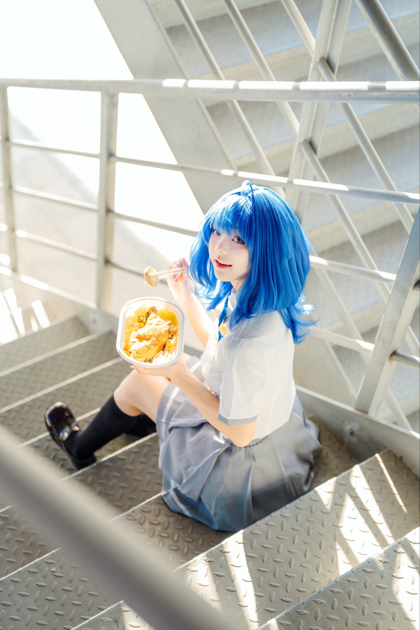 蓝发少女手拿神秘三角餐