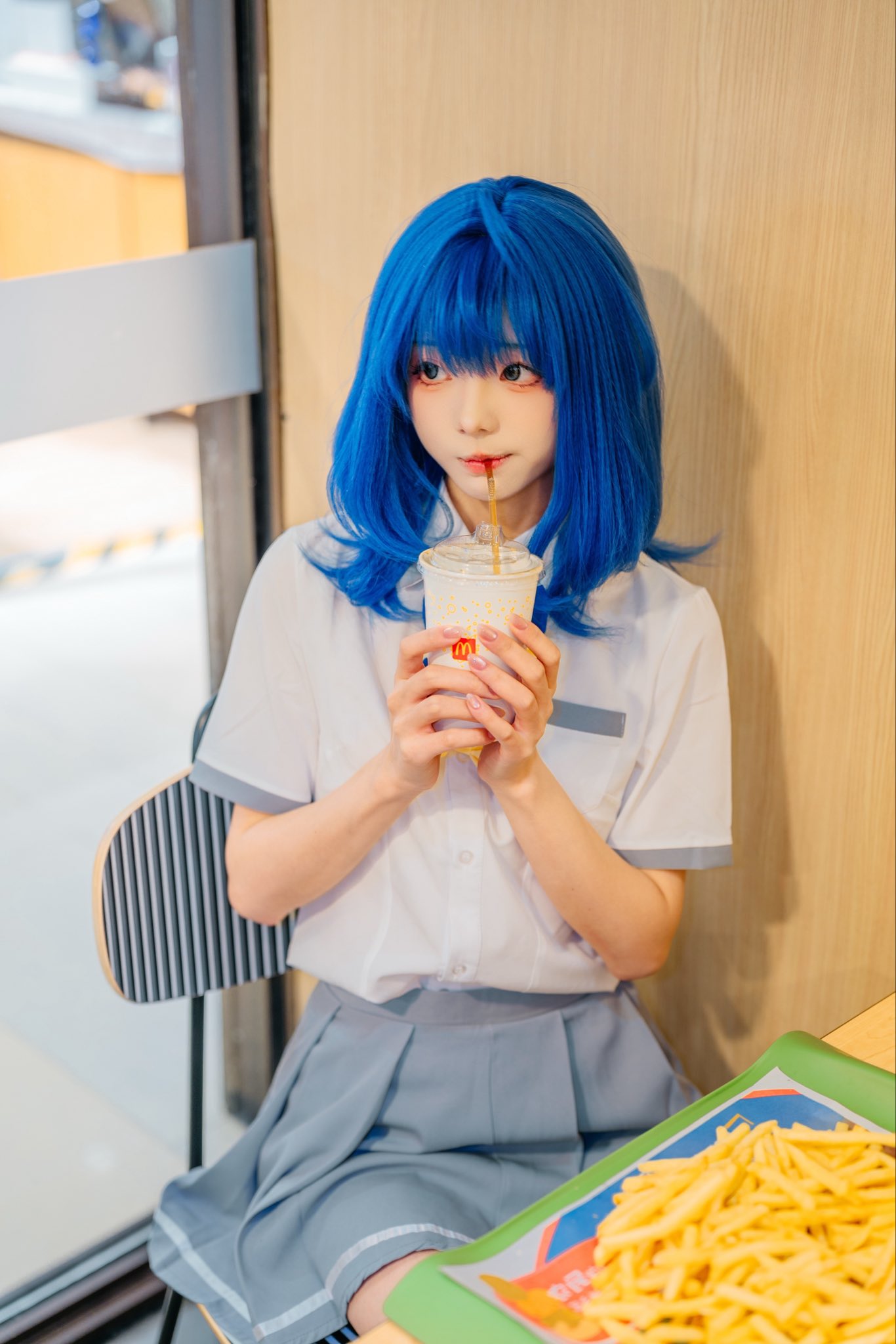 蓝发少女手拿神秘三角餐