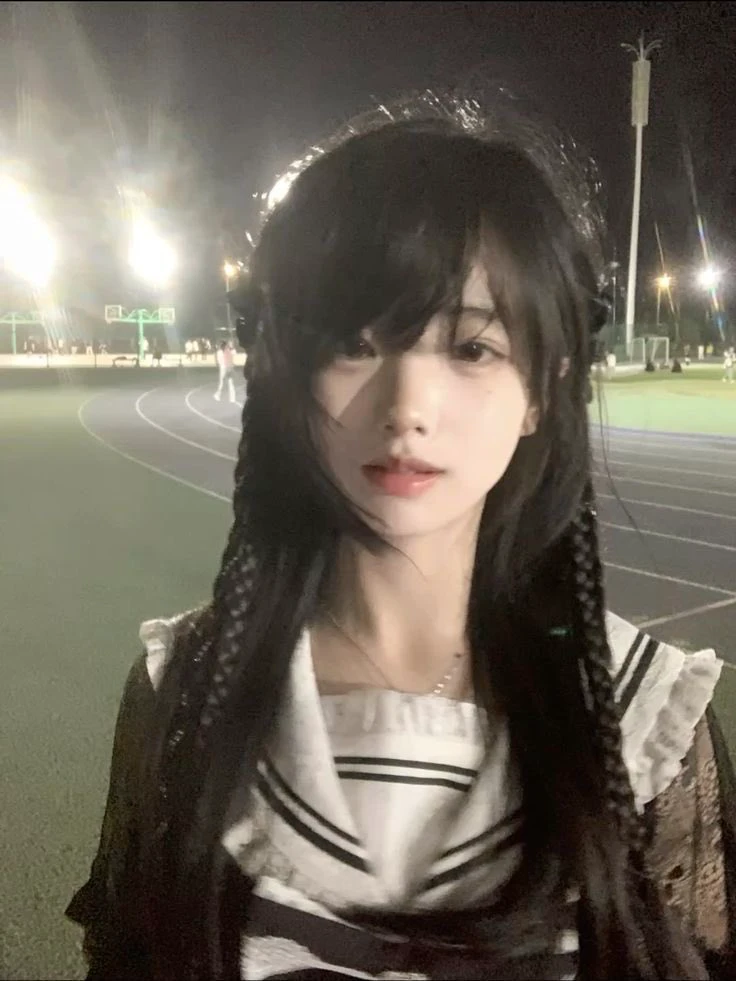 深夜田径场惊现落难公主