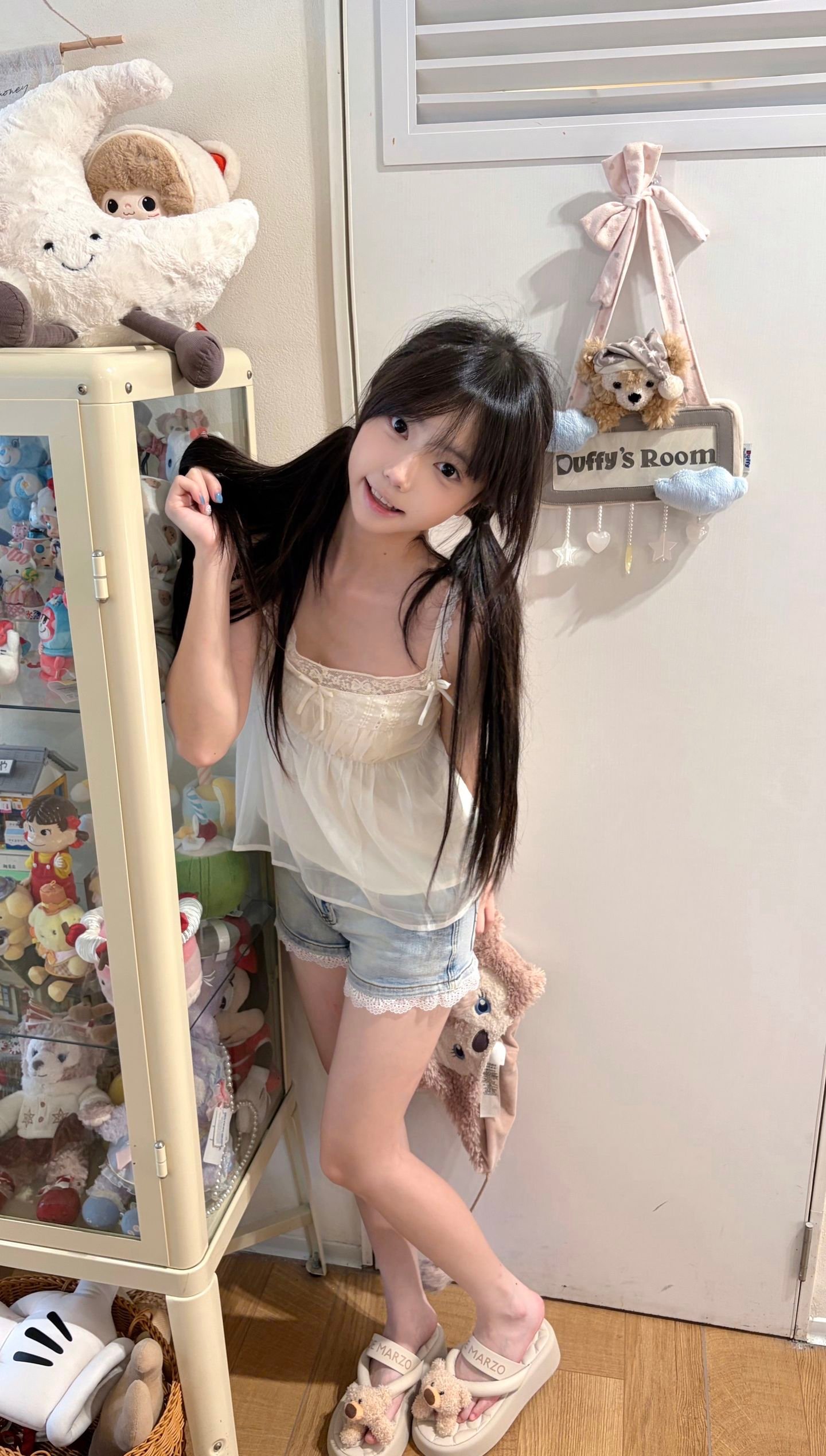 被玩偶包围的少女梦境