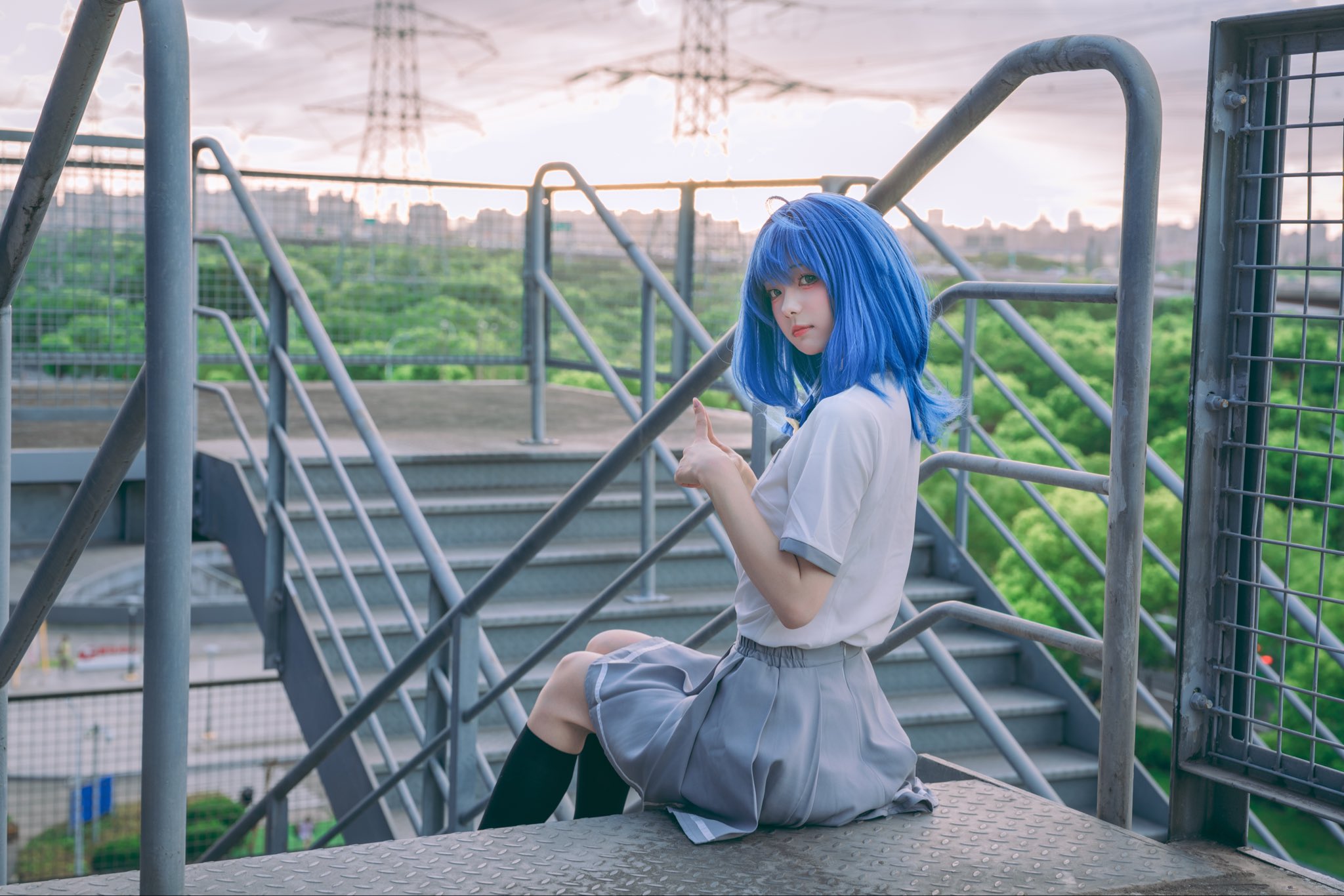 蓝发少女手拿神秘三角餐