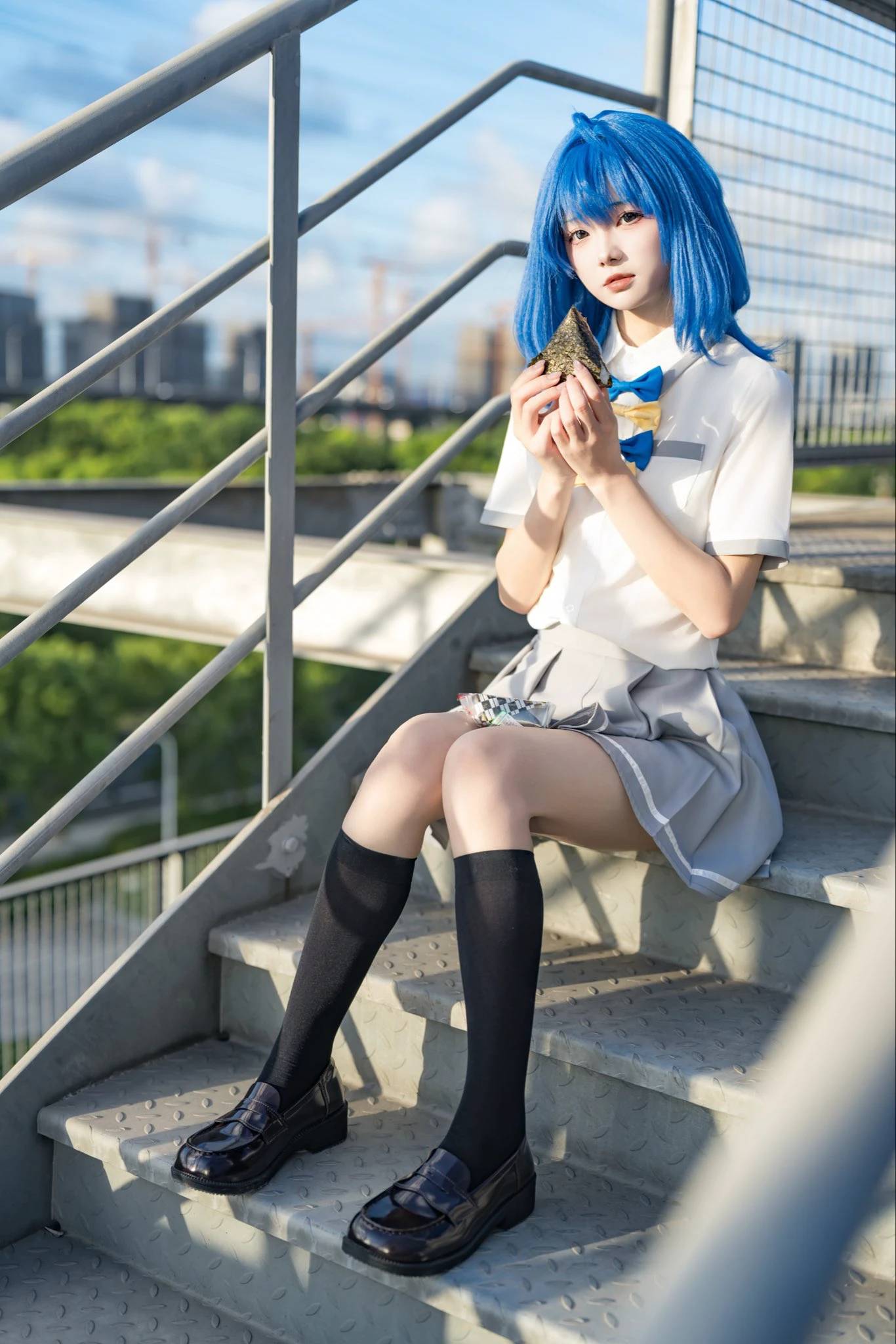 蓝发少女手拿神秘三角餐