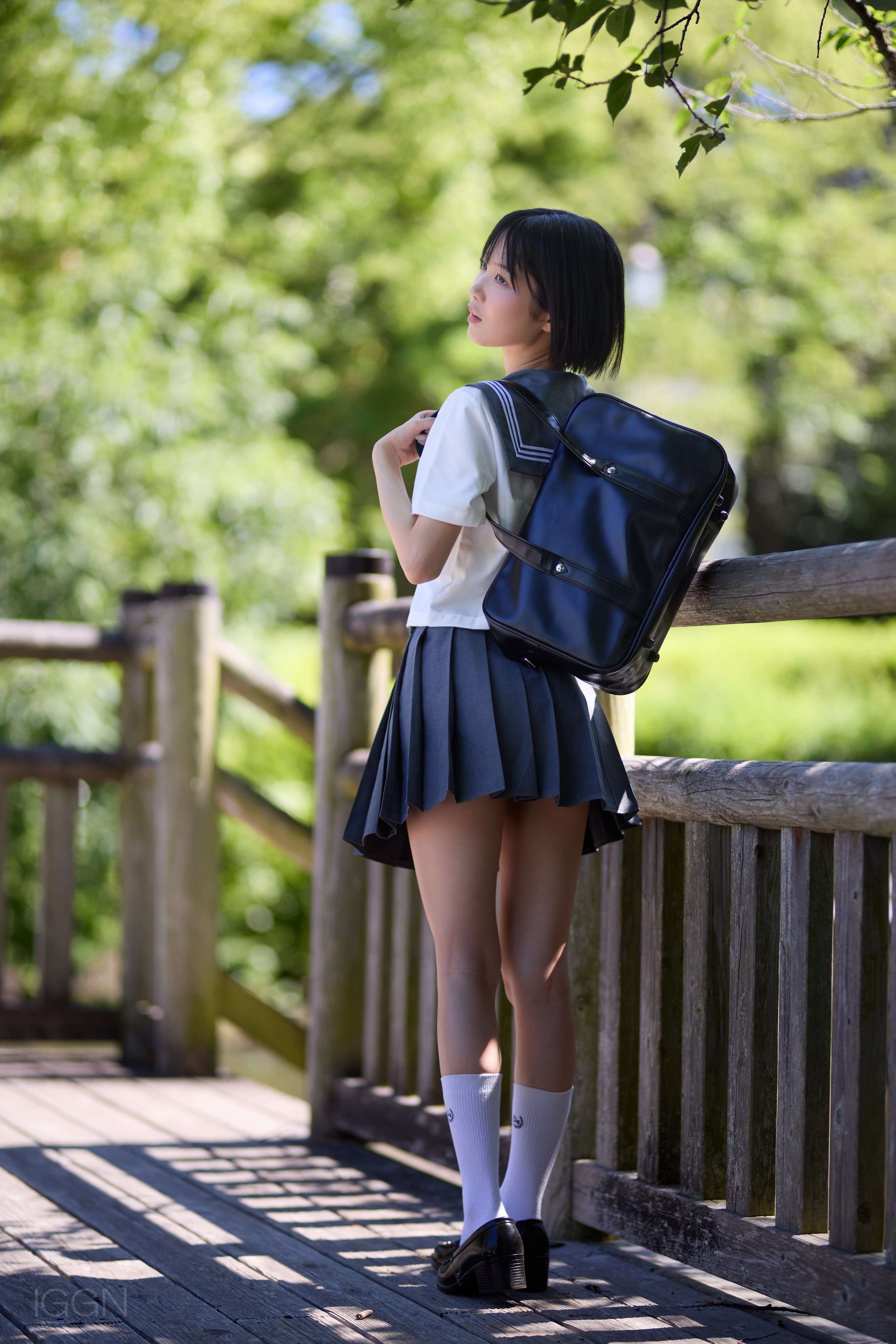 背着书包思考人生中