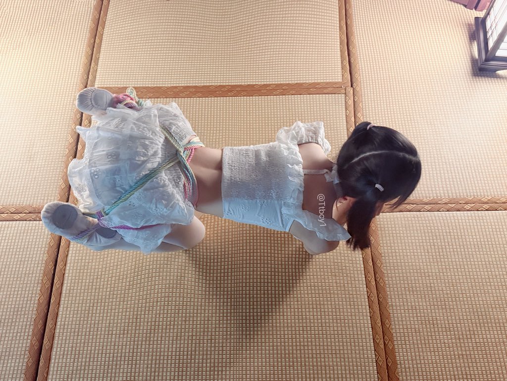 人类幼崽爬行大赛现场