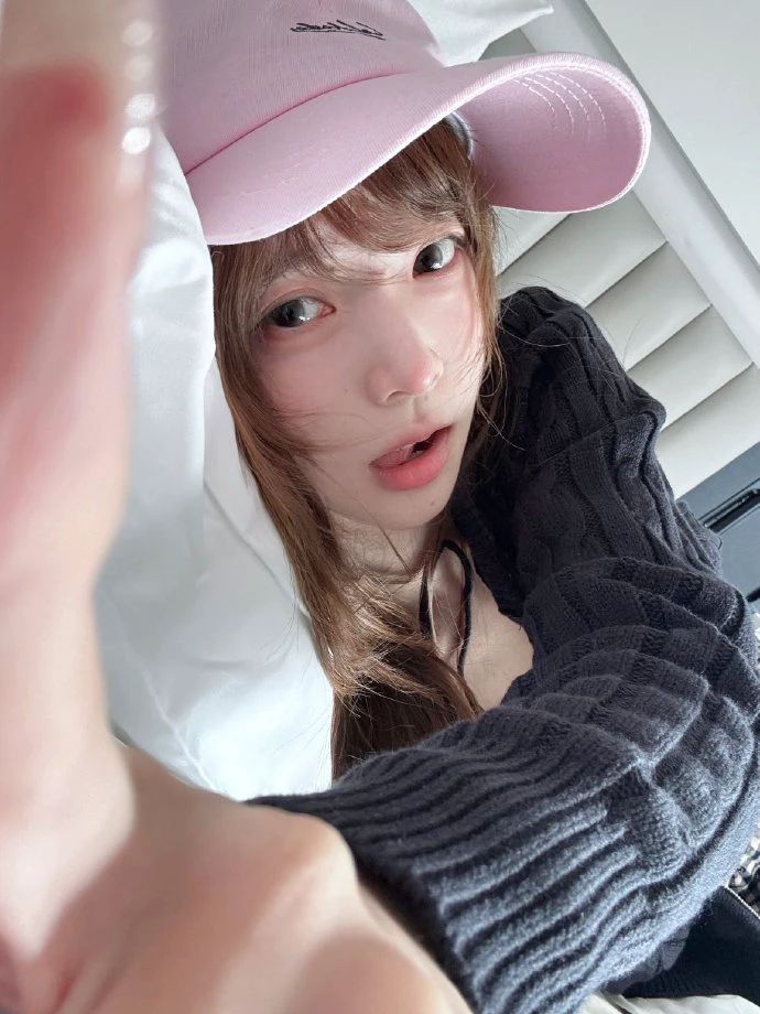 睡醒还没清醒的呆萌脸