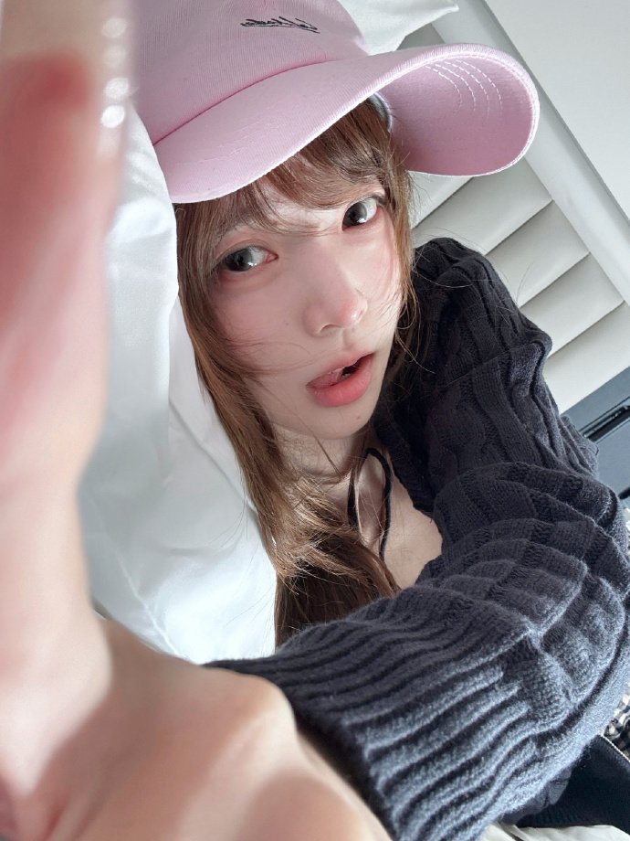 睡醒还没清醒的呆萌脸