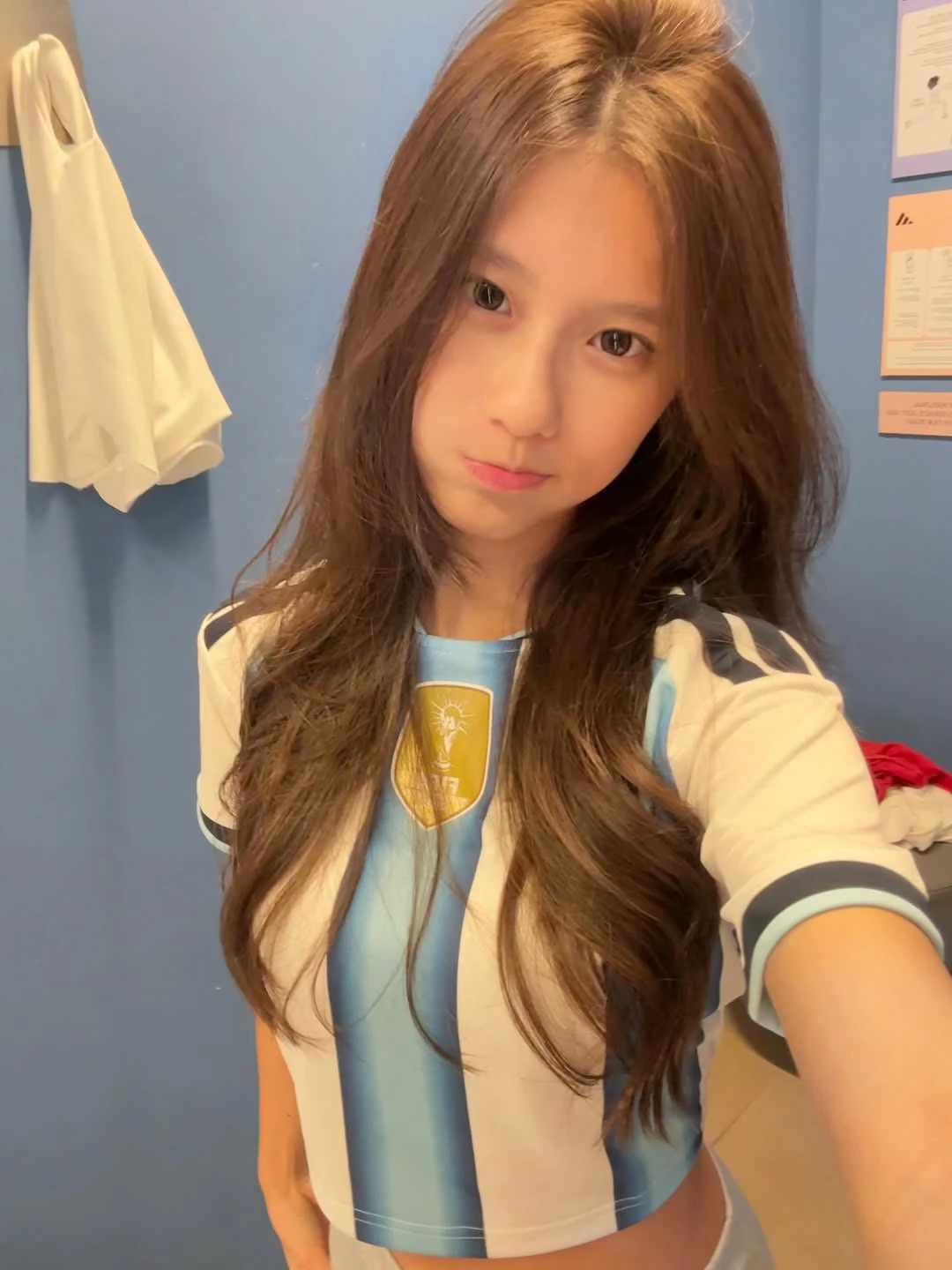球衣太短挡不住美貌